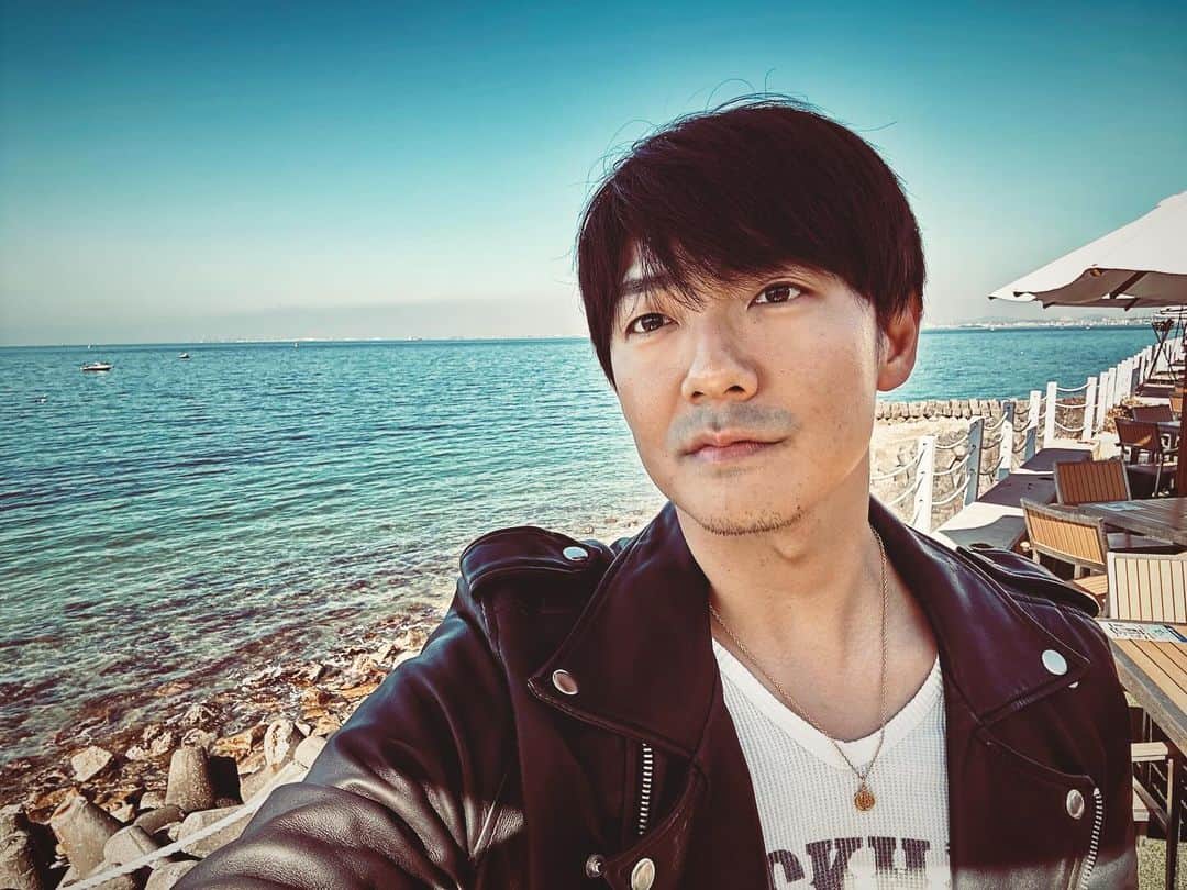 長田成哉のインスタグラム：「弟と2人、バイクで 約一年ぶりに故郷へ 帰ってきました。 （弟は上京したて）  前回帰った時は 後ろに乗っけて 淡路島を走ったんですが  たった一年で 気づけば弟が自分で 運転して、2人で走れるようになっているという。  「一年」って 何かを変えたり、 何かを始めるには 充分なんだよね。  往復1,200キロほどの 長旅でしたが、 有意義な時間になったなと。  実家に送っていたものや 学生時代のものなどを 改めて整理してみたり  今回は色々な 「ルーツ」を思い出しに 帰る旅となりました。  そんで俺は やっぱり 「神戸」という街が好きだ。  さて。 頑張ろう。  さっき帰ってきたんよ。笑  んじゃみなさん おやすみなさいませ。」