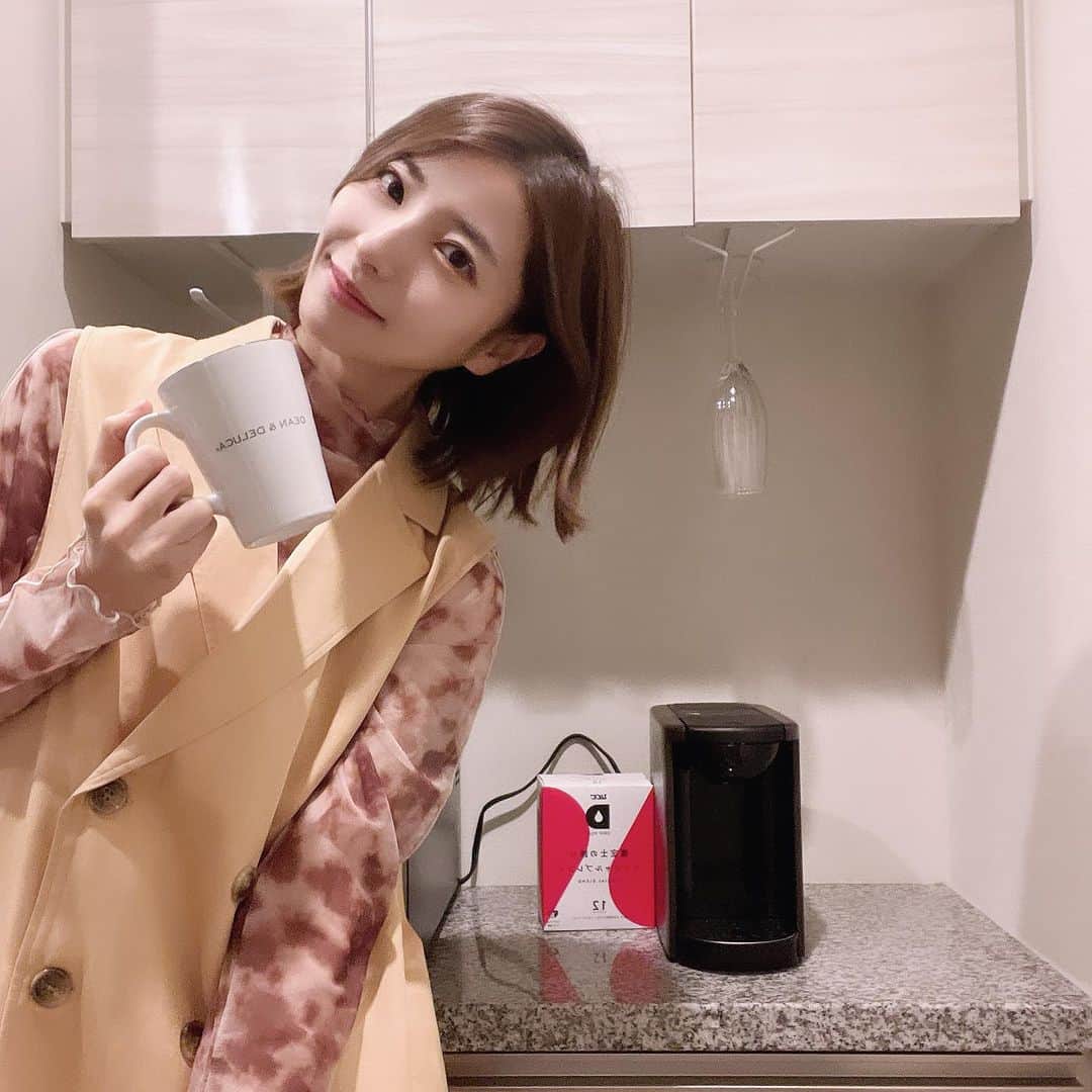 のインスタグラム：「毎日コーヒー飲む私のお家に、ついにUCCのドリップポッドがやって来ました☺️♡ 実はクリニックに同じものがあって、簡単便利に美味しいコーヒーが飲めるのでずっと我が家にも欲しいなと思ってた🥹✨️デザインもコンパクトでスタイリッシュなのでお引越しのタイミングで導入しました✨️ プロのハンドドリップの技を再現した「湯温」「抽出速度」「蒸らし時間」により、お家で本格的なコーヒーが淹れられます🫶 色んな産地のコーヒーがあるし、苦味と濃厚感を味わえる「ストロング」やアイスメニュー用の「アイス」の2つの抽出モードがあるので、気分にあわせて自分の好きな1杯を見つけてみてください♡ カプセルにおいしさがギュッと詰まってて、60秒で飲めちゃう、コーヒー好きな人にオススメのドリップポッドです！ @ucc_drippod   #PR #コーヒーのある暮らし #コーヒー #コーヒーブレイク #コーヒー好きな人と繋がりたい #コーヒー好き #おうちカフェ」