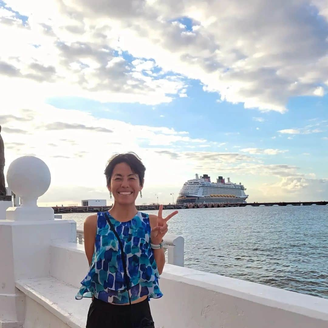 上田藍さんのインスタグラム写真 - (上田藍Instagram)「. ☁️　　☁️☁️　☀️　☁️　☁️☁️　  Had a relaxing time in Cozumel.🇲🇽💓 #cozumelmexico🐠🚢 #beautifuday☀️ #thanksfull🤗  🌴🌊🐠　🏊️　🌊🌴　🚢　🌊🌊  レース翌日は、しばしリラックスタイムをすごしました🤗🍀  ▲写真📷️①② 美しい海は、泳いでいると海底に水面の光がキラキラと射し込んでいて凄く綺麗でした🏊️✨ お魚もいっぱい泳いでいて、一緒に仲良く泳ぎました🐠🏊️🐠✨  ▲写真📷️③ そして、泳いだ海岸沿いにあった羽のオブジェ👼で初めて『THE・映え写真？』を撮ってもらいました(笑)😳✨ 日に焼けた肌が羽の色と相まって、何だか思っていた仕上がりではなく、強そうな仕上がりになってしまいました🤣☀️  ▲写真📷️④⑤⑥ レース翌日のワードセレモニーが、セニョールフラッグスという🇲🇽メキシコではメジャーなレストラン(居酒屋さん)で開かれたので、景色を眺めながらホテルから会場までテクテクお散歩を楽しみました～🎵  そして、セレモニーでは長年に渡りプロカテゴリーで活躍をされていた、セバスチャン・キーン選手が今大会で現役最後のレースを迎えられて、多くのアスリートに見守られながらのスピーチタイムがあり、グッときました🌟  ▲写真📷️⑦ メキシコでは「死は幸せなこと」である象徴とされていることから、楽しく明るい雰囲気のカラフルな頭蓋骨=カラベラ💀が街の至るところにいました～💚💀💛💀💜💀💙  ▲写真📷️⑧ 刻一刻と変化する風景にうっとり💞  ▲写真📷️⑨ 宿泊先からコスメル空港へ向かう賑やかな街をタクシーに揺られて移動中の動画です🚙✨  ▲写真📷️⑩ そして無事、日本に帰国しました🇲🇽✈️🇯🇵 着陸前に空から眺めた街並みが、日が射す角度のせいかくっきりと建物がニョキニョキと浮き出て見えたので、それが面白くて目が離せなかったです👀✨🗼  #コスメル遠征の思い出☀️ #レースを終えてお散歩🤗💞 #海もちゃんと堪能してきました🐠🏊️✨ #カラフルで明るい国🇲🇽 #アイアンマン #トライアスロン #上田藍 #感謝❤️」11月24日 0時56分 - ai_love_tri