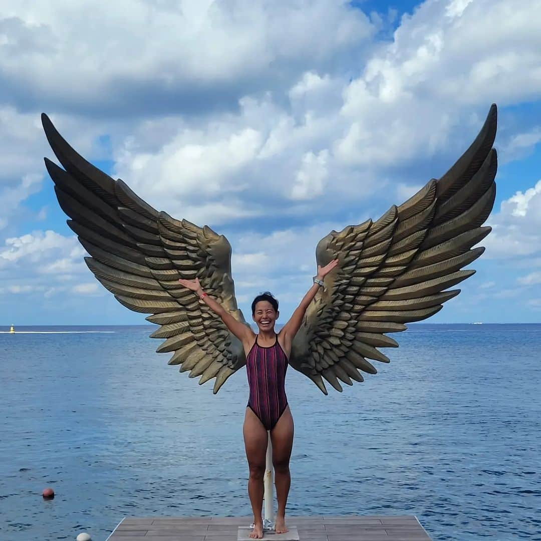 上田藍さんのインスタグラム写真 - (上田藍Instagram)「. ☁️　　☁️☁️　☀️　☁️　☁️☁️　  Had a relaxing time in Cozumel.🇲🇽💓 #cozumelmexico🐠🚢 #beautifuday☀️ #thanksfull🤗  🌴🌊🐠　🏊️　🌊🌴　🚢　🌊🌊  レース翌日は、しばしリラックスタイムをすごしました🤗🍀  ▲写真📷️①② 美しい海は、泳いでいると海底に水面の光がキラキラと射し込んでいて凄く綺麗でした🏊️✨ お魚もいっぱい泳いでいて、一緒に仲良く泳ぎました🐠🏊️🐠✨  ▲写真📷️③ そして、泳いだ海岸沿いにあった羽のオブジェ👼で初めて『THE・映え写真？』を撮ってもらいました(笑)😳✨ 日に焼けた肌が羽の色と相まって、何だか思っていた仕上がりではなく、強そうな仕上がりになってしまいました🤣☀️  ▲写真📷️④⑤⑥ レース翌日のワードセレモニーが、セニョールフラッグスという🇲🇽メキシコではメジャーなレストラン(居酒屋さん)で開かれたので、景色を眺めながらホテルから会場までテクテクお散歩を楽しみました～🎵  そして、セレモニーでは長年に渡りプロカテゴリーで活躍をされていた、セバスチャン・キーン選手が今大会で現役最後のレースを迎えられて、多くのアスリートに見守られながらのスピーチタイムがあり、グッときました🌟  ▲写真📷️⑦ メキシコでは「死は幸せなこと」である象徴とされていることから、楽しく明るい雰囲気のカラフルな頭蓋骨=カラベラ💀が街の至るところにいました～💚💀💛💀💜💀💙  ▲写真📷️⑧ 刻一刻と変化する風景にうっとり💞  ▲写真📷️⑨ 宿泊先からコスメル空港へ向かう賑やかな街をタクシーに揺られて移動中の動画です🚙✨  ▲写真📷️⑩ そして無事、日本に帰国しました🇲🇽✈️🇯🇵 着陸前に空から眺めた街並みが、日が射す角度のせいかくっきりと建物がニョキニョキと浮き出て見えたので、それが面白くて目が離せなかったです👀✨🗼  #コスメル遠征の思い出☀️ #レースを終えてお散歩🤗💞 #海もちゃんと堪能してきました🐠🏊️✨ #カラフルで明るい国🇲🇽 #アイアンマン #トライアスロン #上田藍 #感謝❤️」11月24日 0時56分 - ai_love_tri