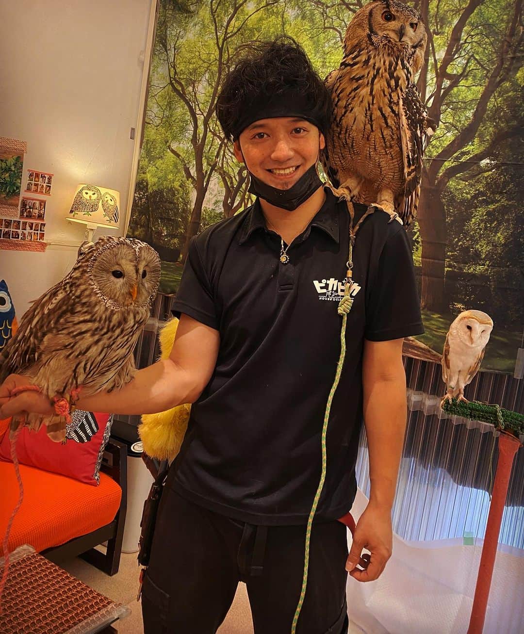 三浦孝太のインスタグラム：「今年もフクロウのみせ🦉のエアコンクリーニングさせていただきました！こんなに笑顔で撮ってますけど、やはりフクロウは慣れません😅内心ドキドキで肩に乗せてもらい、更に腕にもと…😇 今月頑張って働いたので、明日から福岡行ってきます🦉」