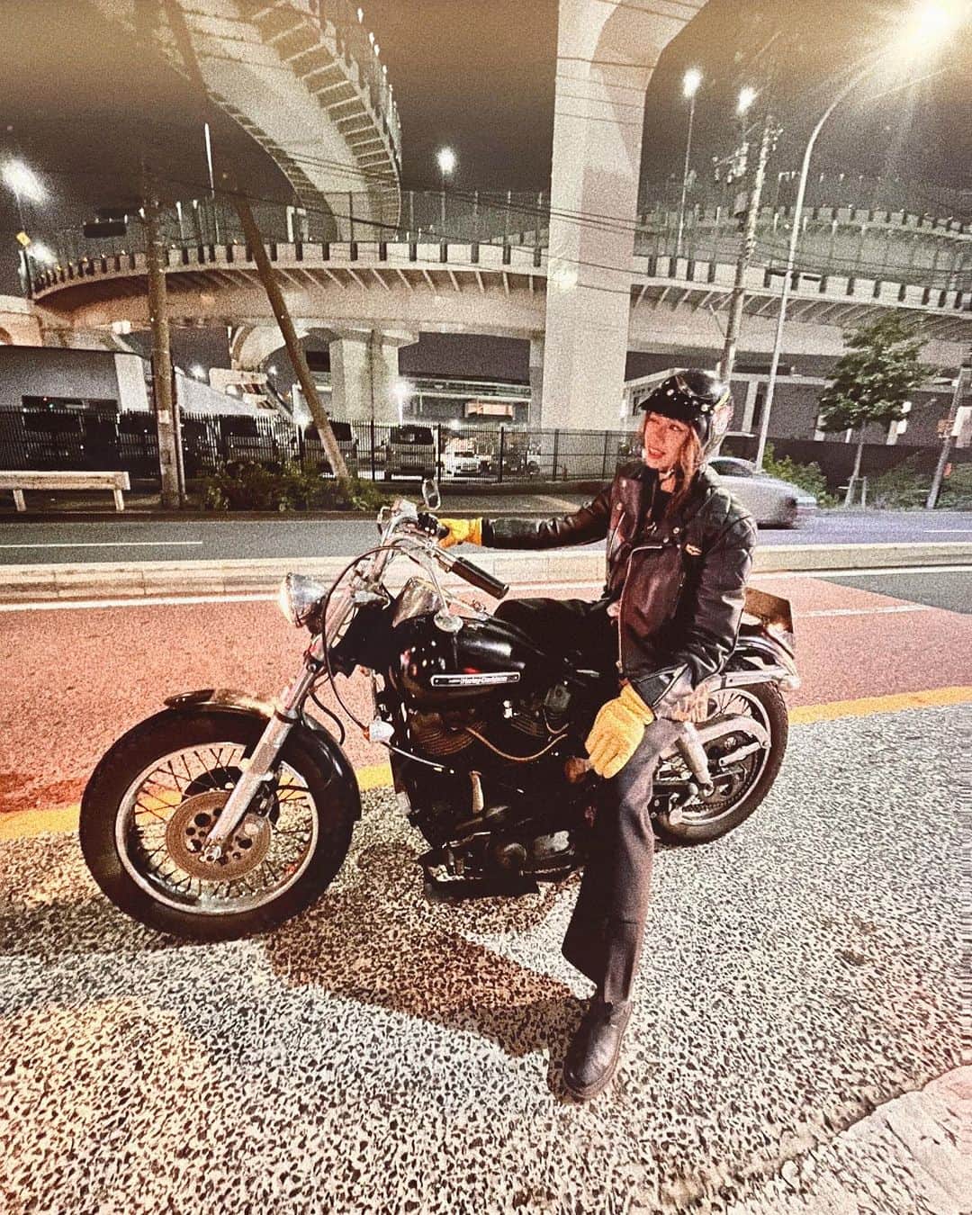 Garu chan（ガルちゃん）さんのインスタグラム写真 - (Garu chan（ガルちゃん）Instagram)「シェアー歓迎  がるこを見て バイクの免許を取った 18歳の女の子が 猫を避けて星になってしまったようです。  バイク乗りはバイクに乗って死んではいけない バイクに乗って死んだら、勧めてくれた友達、 乗ることを許してくれた家族の方々に 一生消えない傷を残すことになるから… * 猫の命は大切です しかし鹿とぶつかり 鳶が胸にぶつかり暴れてきた私が言います 避けないほうがいい マジで野生の彼らは命に敏感だから 避けないほうが案外お互い助かる… * 轢く気で！行ったほうが案外… もしくは猫が飛び出てきても止まれる速度で…  実際今めちゃ後悔してます… 私のフォロワーさんたち バイクでは死なないでくれ…」11月24日 0時54分 - garuchan01