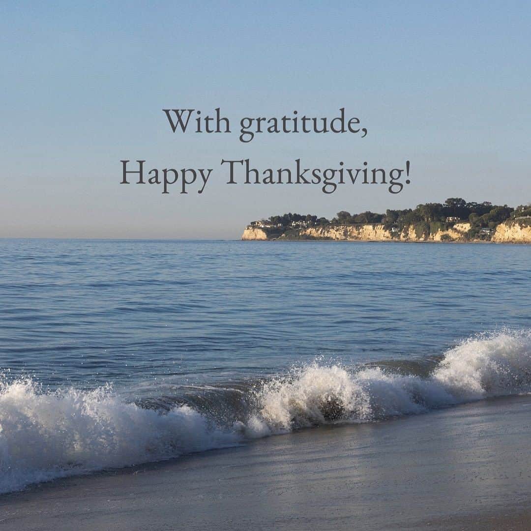 ベアフットドリームスのインスタグラム：「From all of us at Barefoot Dreams, we wish you a day filled with coziness, family and friends. We are grateful to you for being a part of our CozyChic®  world and hope you have a joyous holiday season. 🤍☁️🐚」