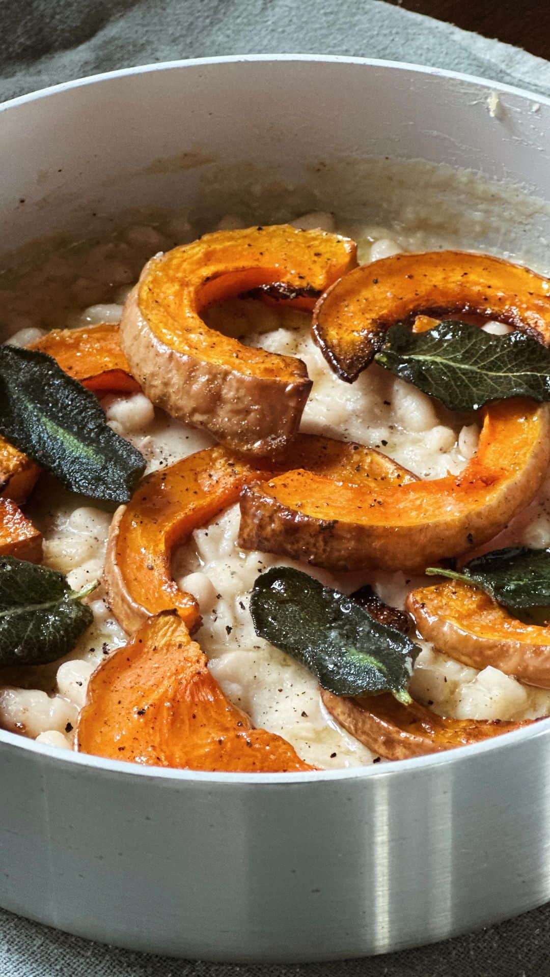 シェイナ・テイラーのインスタグラム：「At Shayna’s Kitchen, we’ve been hard at work all year long, developing and perfecting nourishing recipes that are not only delicious but also guilt-free. As the festive season kicks off, we’re excited to bring you a table full of comforting dishes that embody the spirit of togetherness and well-being.   Our mission is to help you shed the labels of ‘good’ and ‘bad’ when it comes to food. We want you to tune in to your body’s cravings and needs. It’s about enjoying every bite without any regrets, savoring the flavors, and feeling your best during this special season.   In a world that often associates the holidays with indulgence and guilt, Shayna’s Kitchen is here to show you that it doesn’t have to be that way. Our recipes are crafted to make cooking easy, ensuring your meals are vibrant and diverse. We want you to relish each mouthful without a shadow of guilt, because life’s too short to not enjoy every meal to the fullest.   So, this Thanksgiving, and throughout the entire festive season, let’s celebrate the joy of food and the pleasures of gathering around the table. Here’s to a season filled with delectable delights, cherished moments, and absolutely no food guilt! 🌟🍽️   The sale will be live at 12pm pacific/3pm Eastern time over at shaynaskitchen.com, check it out and buy your beloved goodies on sale!」