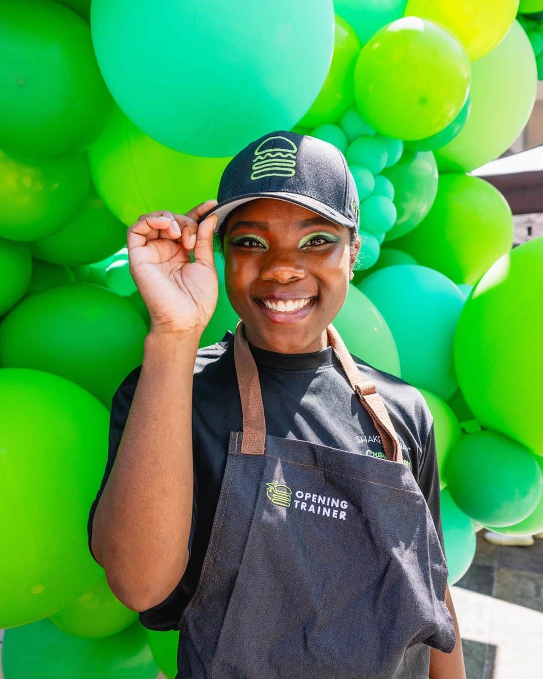 SHAKE SHACKさんのインスタグラム写真 - (SHAKE SHACKInstagram)「Happy Thanksgiving from our Shack Fam to yours! 💚   Today and every day, we’re thankful for our hardworking team members and wonderful guests. Without you, we wouldn’t be Shake Shack!   Heads up! Some U.S. Shacks may be closed or have modified hours for Thanksgiving, so our teams can spend quality time with friends + family.」11月24日 1時05分 - shakeshack