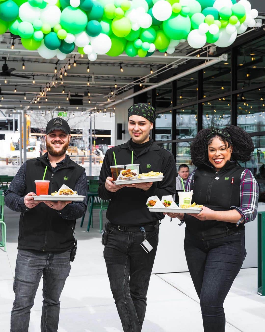 SHAKE SHACKさんのインスタグラム写真 - (SHAKE SHACKInstagram)「Happy Thanksgiving from our Shack Fam to yours! 💚   Today and every day, we’re thankful for our hardworking team members and wonderful guests. Without you, we wouldn’t be Shake Shack!   Heads up! Some U.S. Shacks may be closed or have modified hours for Thanksgiving, so our teams can spend quality time with friends + family.」11月24日 1時05分 - shakeshack