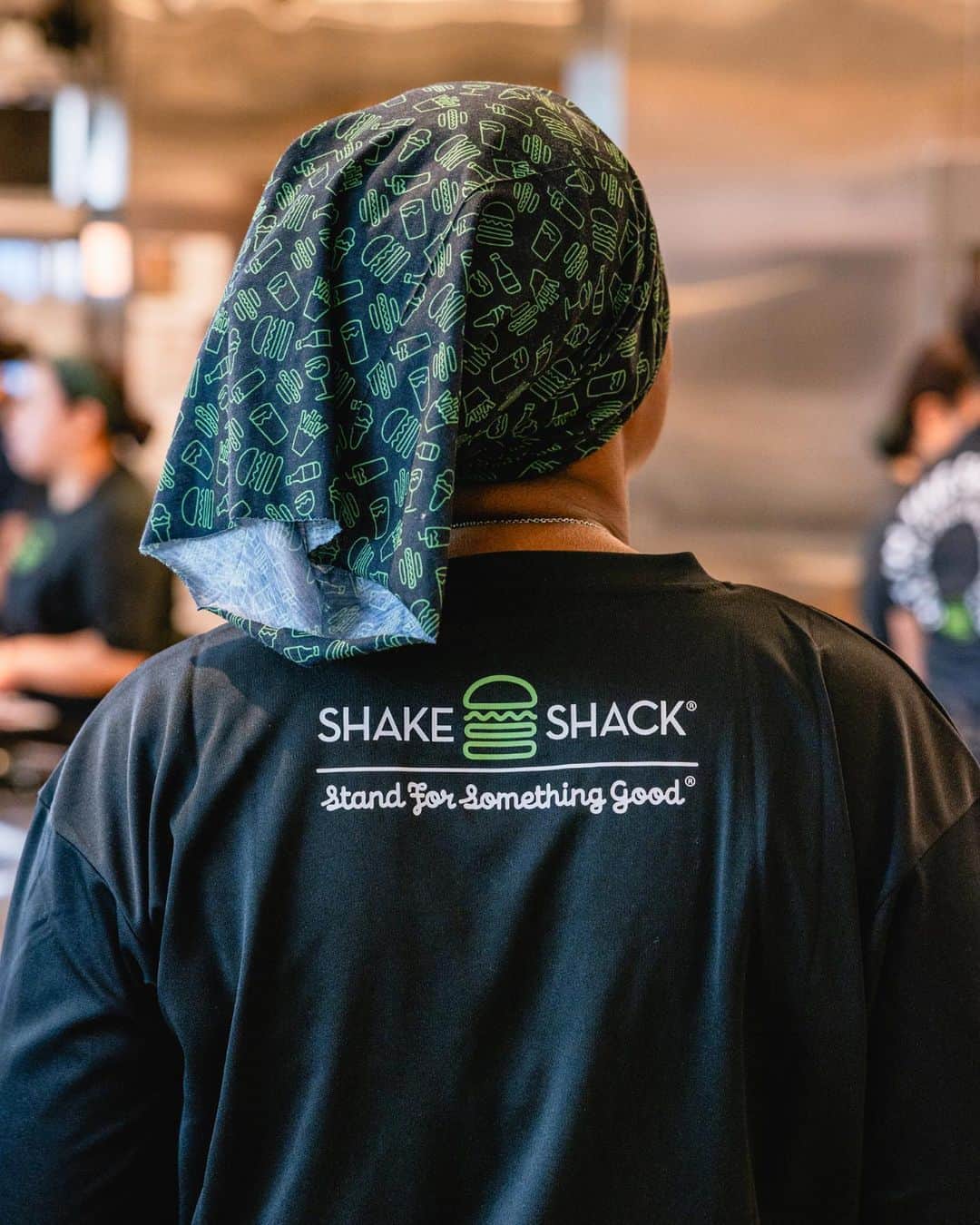 SHAKE SHACKさんのインスタグラム写真 - (SHAKE SHACKInstagram)「Happy Thanksgiving from our Shack Fam to yours! 💚   Today and every day, we’re thankful for our hardworking team members and wonderful guests. Without you, we wouldn’t be Shake Shack!   Heads up! Some U.S. Shacks may be closed or have modified hours for Thanksgiving, so our teams can spend quality time with friends + family.」11月24日 1時05分 - shakeshack