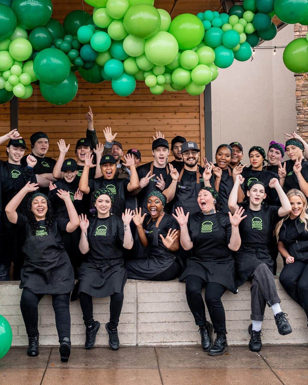 SHAKE SHACKのインスタグラム：「Happy Thanksgiving from our Shack Fam to yours! 💚   Today and every day, we’re thankful for our hardworking team members and wonderful guests. Without you, we wouldn’t be Shake Shack!   Heads up! Some U.S. Shacks may be closed or have modified hours for Thanksgiving, so our teams can spend quality time with friends + family.」