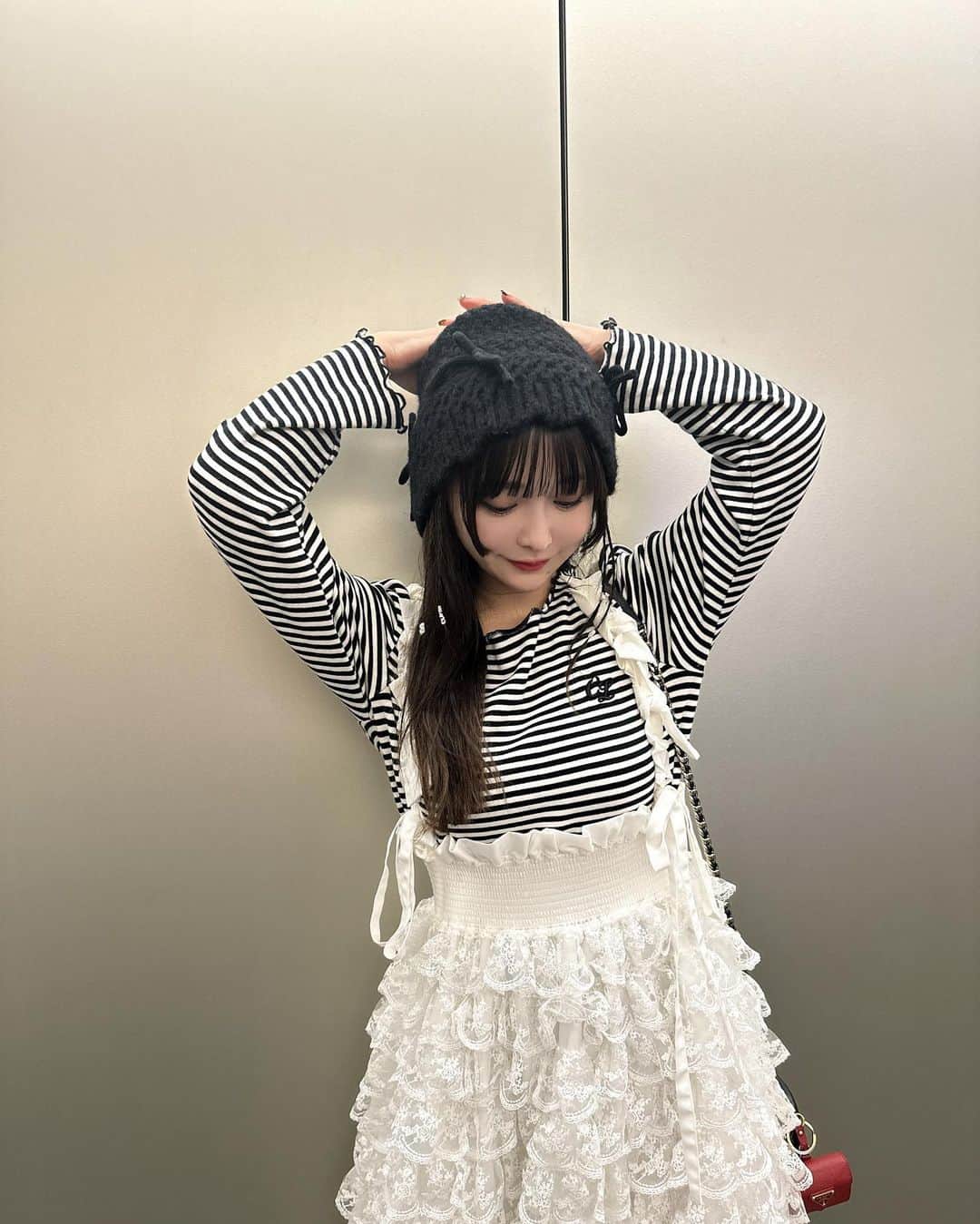 平松可奈子さんのインスタグラム写真 - (平松可奈子Instagram)「🖤🤍monotone🖤🤍  いつかの私服♡ˎˊ˗  tops @chouette_latte  着心地が良くてシルエットも綺麗なのでめちゃくちゃ着回してる…！ 春先も着れます🫶  skirt @bibiy_official  bag @chanelofficial  帽子は韓国🇰🇷  明日24日〜26日まで マックス40%オフ❤️ 私のブランド　@chouette_latte  ぜひサイトチェックしてね🌹 #kanacofashion  #bibiy_girl  #bibiy #chanel #シュエラテ」11月24日 0時57分 - 11kanaco14