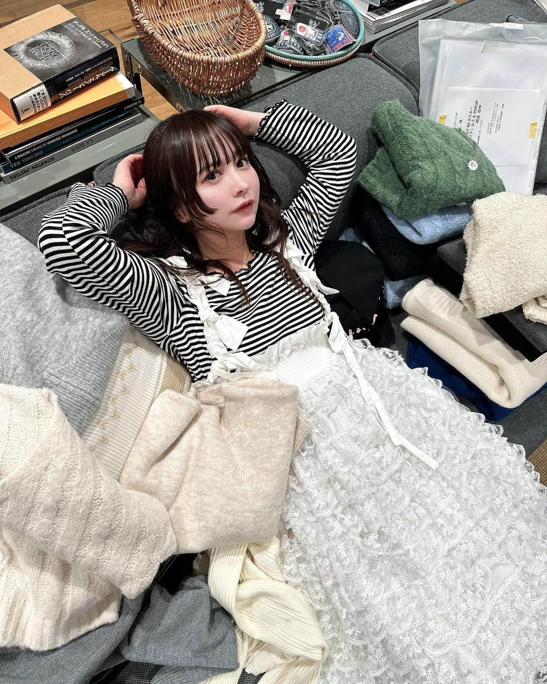 平松可奈子さんのインスタグラム写真 - (平松可奈子Instagram)「🖤🤍monotone🖤🤍  いつかの私服♡ˎˊ˗  tops @chouette_latte  着心地が良くてシルエットも綺麗なのでめちゃくちゃ着回してる…！ 春先も着れます🫶  skirt @bibiy_official  bag @chanelofficial  帽子は韓国🇰🇷  明日24日〜26日まで マックス40%オフ❤️ 私のブランド　@chouette_latte  ぜひサイトチェックしてね🌹 #kanacofashion  #bibiy_girl  #bibiy #chanel #シュエラテ」11月24日 0時57分 - 11kanaco14