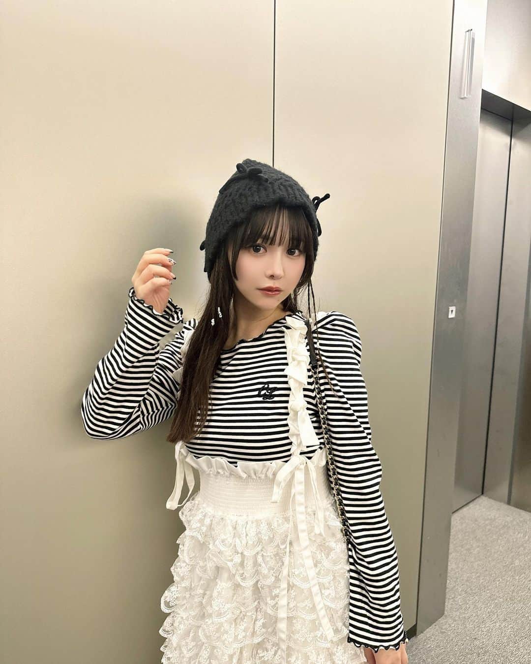 平松可奈子さんのインスタグラム写真 - (平松可奈子Instagram)「🖤🤍monotone🖤🤍  いつかの私服♡ˎˊ˗  tops @chouette_latte  着心地が良くてシルエットも綺麗なのでめちゃくちゃ着回してる…！ 春先も着れます🫶  skirt @bibiy_official  bag @chanelofficial  帽子は韓国🇰🇷  明日24日〜26日まで マックス40%オフ❤️ 私のブランド　@chouette_latte  ぜひサイトチェックしてね🌹 #kanacofashion  #bibiy_girl  #bibiy #chanel #シュエラテ」11月24日 0時57分 - 11kanaco14