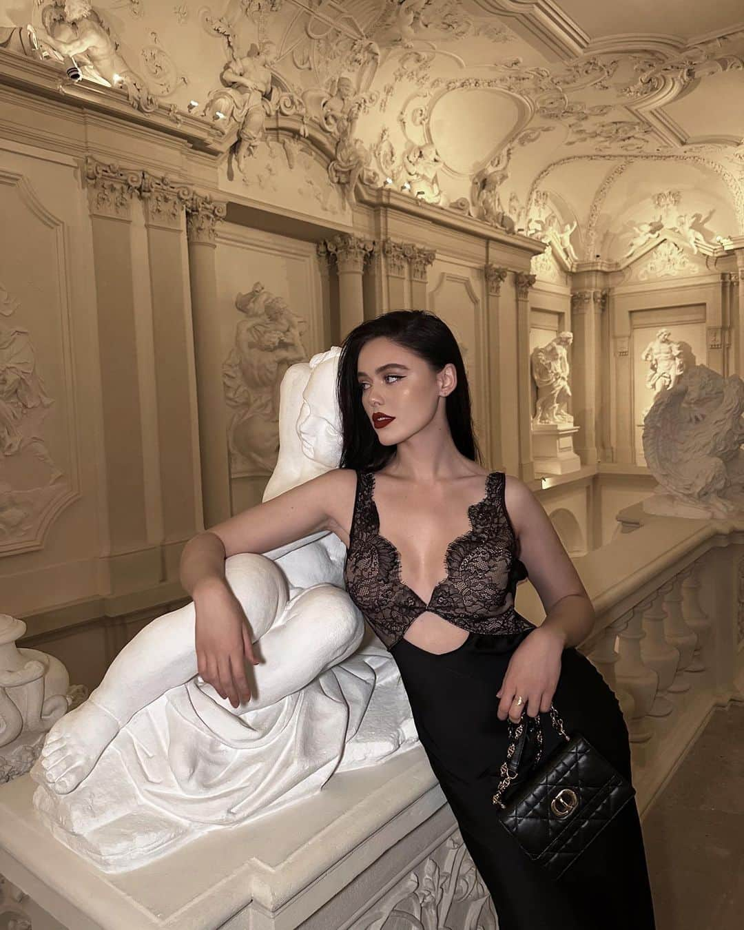 クリスティナ・バザンのインスタグラム：「Spent an incredibly special evening yesterday with @diorbeauty in Vienna at the sumptuous historical Lichtenstein Palace, surrounded by art and history for a private dinner with the house as we had the honor of hearing Frederic Bourdelier, director of culture and heritage at Dior talk about the close connection Christian Dior has always kept with the arts, specifically with ballet. We had the joy of watching a beautiful ballet by the Viennese Opera held in one of the salons while being immersed in such an enchanting environment. Thank you @diorbeauty for having me, it was truly an absolute honor 🖤💫 @dior @paulinebelloin / My evening dress is from my favorite @mrselfportrait 🌙🌚」