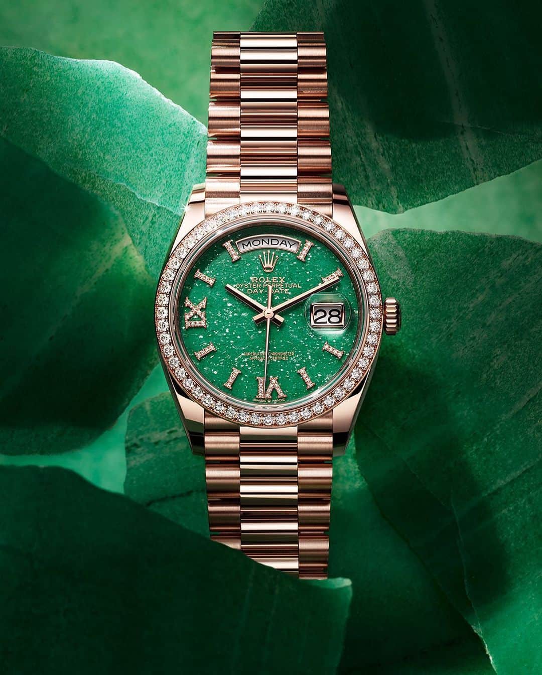 rolexのインスタグラム：「Shimmering green tone, sparkling diamonds, lustrous Everose gold. With a dial crafted from green aventurine and set with diamonds, this Day-Date 36 exemplifies yet again Rolex’s expertise in the art of dial making. #Rolex #DayDate #101031」