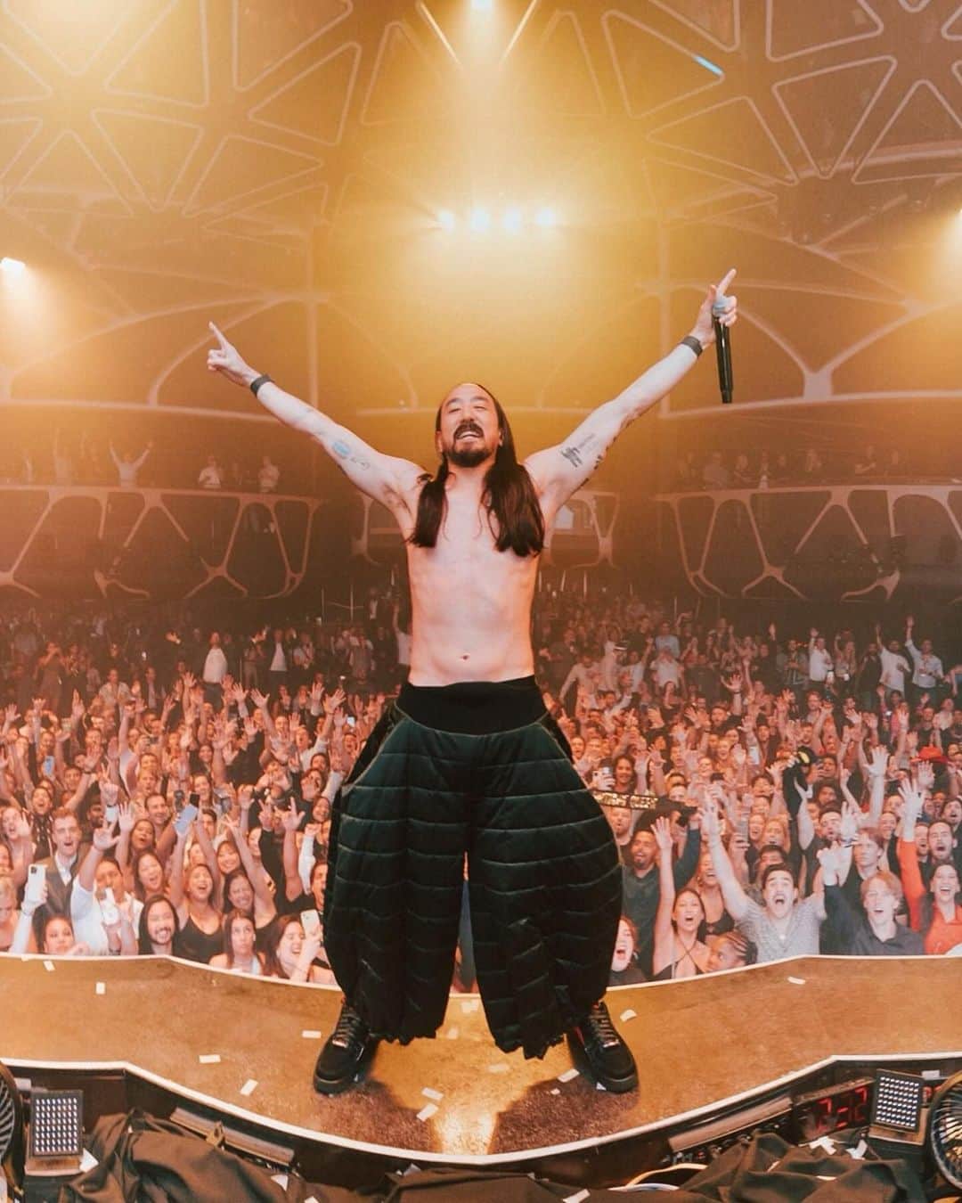 スティーヴ・アオキさんのインスタグラム写真 - (スティーヴ・アオキInstagram)「DJ and Vegas resident @steveaoki knows how to get a party started. Wearing Ferrari quilted eco-satin bermuda trousers in Las Vegas for the GP weekend.   Ph. Brad Heaton  #LasVegasGP #FerrariStyle」11月24日 1時00分 - steveaoki