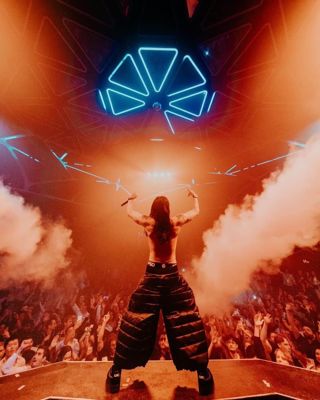 スティーヴ・アオキのインスタグラム：「DJ and Vegas resident @steveaoki knows how to get a party started. Wearing Ferrari quilted eco-satin bermuda trousers in Las Vegas for the GP weekend.   Ph. Brad Heaton  #LasVegasGP #FerrariStyle」