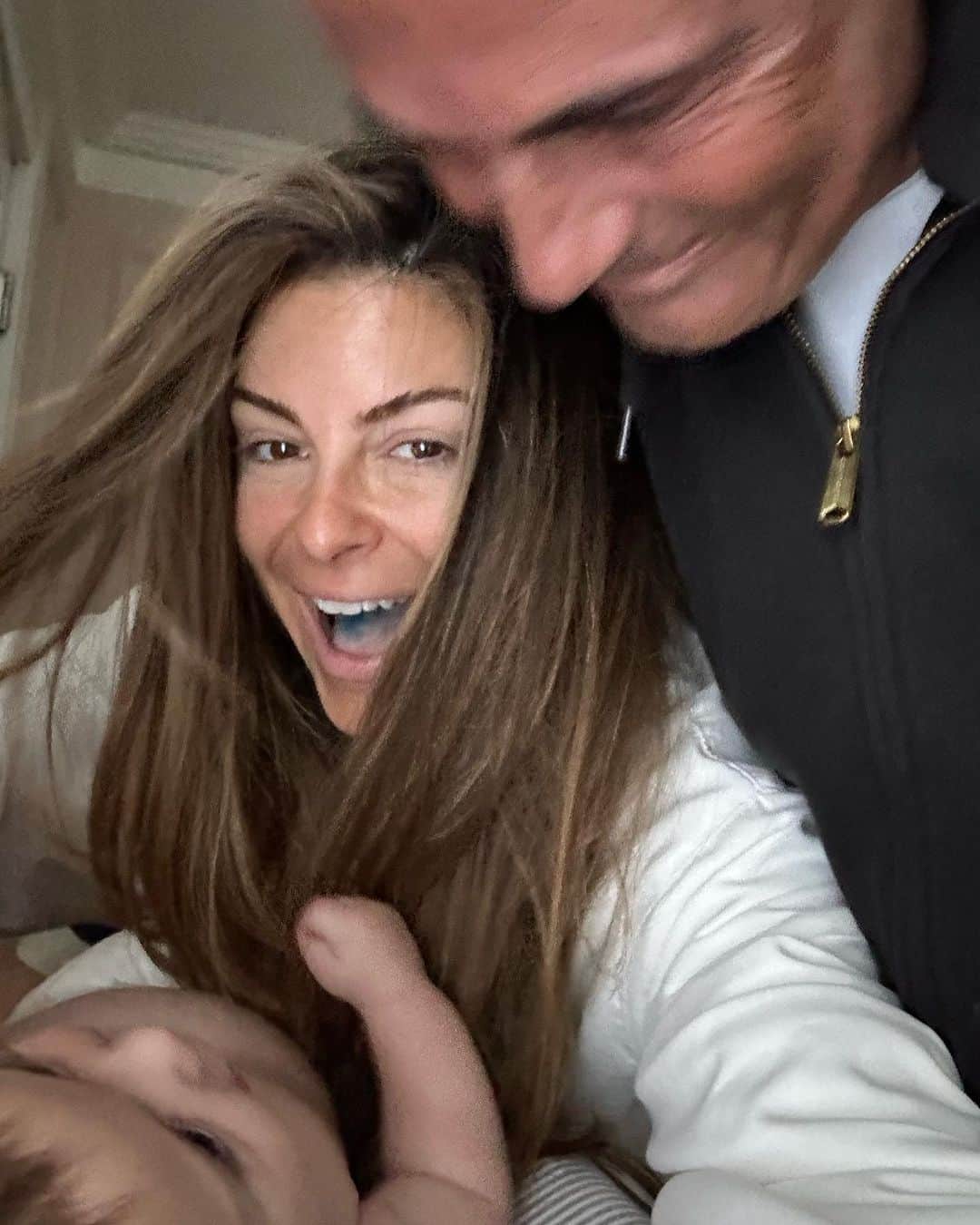 マリア・メノウノスのインスタグラム：「Happy Thanksgiving friends! I always have so much to be grateful for but today I get to be grateful for my greatest blessing athena. Forever grateful to our beautiful Surrogate family who helped us bring athena into this world. We love you guys so much. this is a series of photos. I took this morning as athena is just now starting to pull my hair! I told her don’t pull daddy’s. He doesn’t have enough 😂🤣❤️ hope you all have a blessed day and if you find yourself in the midst of life’s challenges, or storms believe me I know what that feels like. I’m sending you extra love. God bless you all.」