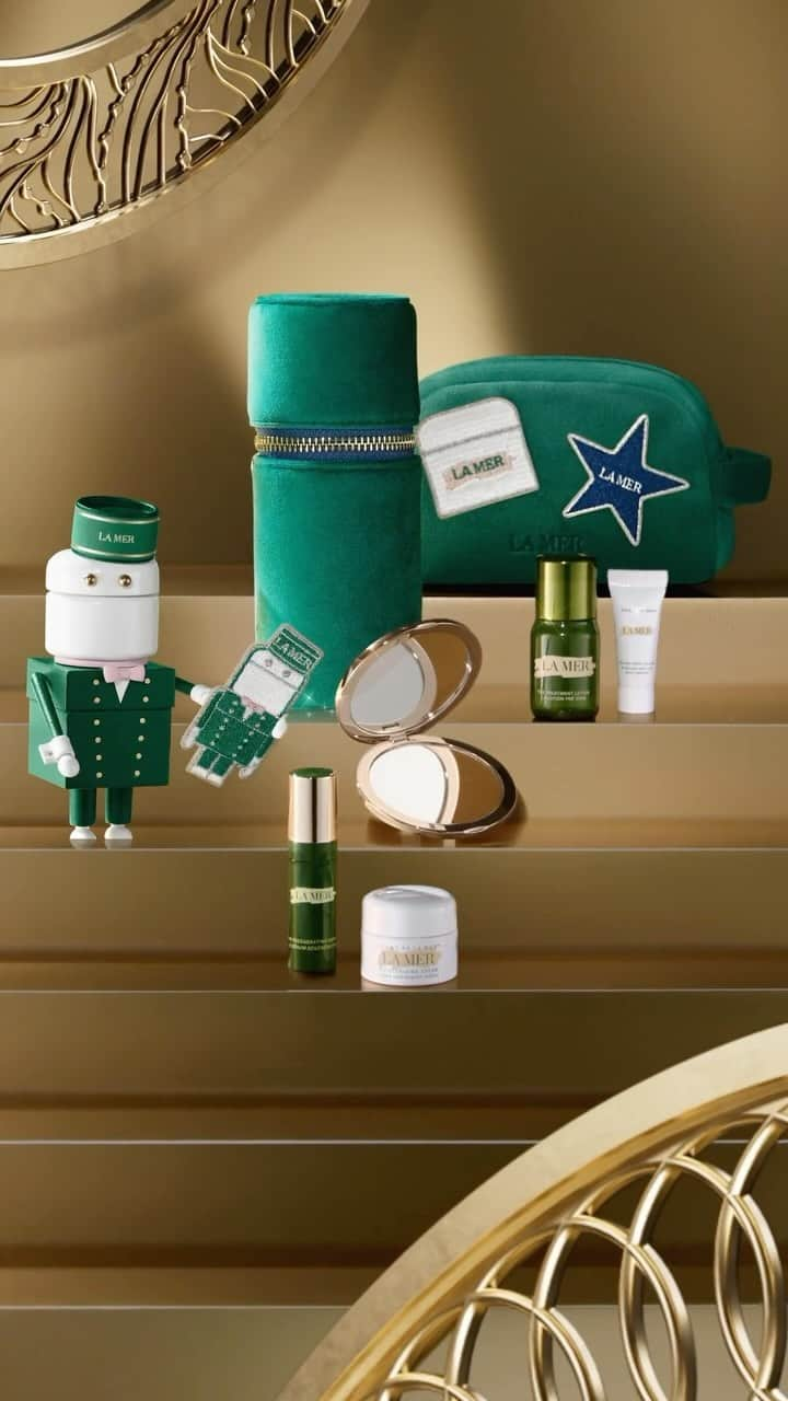 ドゥラメールのインスタグラム：「This is your golden ticket to customizable Black Friday gifts. Select 4 deluxe minis, a Moisturizer or Serum Case, a Regimen Case and receive a La Mer Mirror and Appliqué Patches with any eligible $150 purchase. Available exclusively online. While supplies last.  #LaMer #LaMerSkincare」