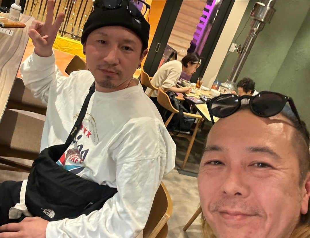 河原秀登さんのインスタグラム写真 - (河原秀登Instagram)「秀ちゃんラーメン30周年、博多だるま60周年、沖縄だるまSouth Japanも後4日後、11/28日で10年迎えます2013年11月28日（木）那覇市松尾の博多だるま SOUTH JAPAN。ドン・キホーテ 国際通り店」の7Fフードコートに店舗を構えてから数えたら後4日で早10年かー！早いなー。特にオープニングイベント以外はやってませんでしたが、初日クラブイベントはかなり盛大に笑 2013年11月29日（金）沖縄県 ドン・キホーテ 国際通り店 屋上特設会場（旧OPA） ＜出演者＞ 中田ヤスタカ（CAPSULE） / DAISHI DANCE / Tomoyuki Tanaka（FPM） / Takizawa Kentaro / くるっちょ（CLM＆佐藤さき） / and more 2013年11月30日（土）沖縄県 ドン・キホーテ 国際通り店 屋上特設会場（旧OPA） ＜出演者＞ 中田ヤスタカ（CAPSULE） / VERBAL（m-flo、TERIYAKI BOYZ） / ☆Taku Takahashi （m-flo、block.fm） / 80KIDZ / RAM RIDER and more そんなイベントもやりつつこの会場は閉鎖されてライカムイオンに2015に移動しました。 益井店長と慰労会と10年頑張ってくれたお礼にプレゼントを持参これからも沖縄の顔として博多豚骨ラーメンを牽引して下さい！ 頼むぜ沖縄の守護神、益井 最初の写真は国際通りドンキホーテのやつ 2枚目はクラブイベントナカタヤスタカかな？#秀ちゃんラーメン#初代秀ちゃん#博多だるま#だるまラーメン#吉塚だるま#箱崎だるま#扇屋#福岡#博多#豚骨#麺スタグラム#hidechanramen#daruma#michelin#bibgourmand#yelp#no1#tottoramen#thekashiwaramen#vattenramen#sakuraramen#하카타 #후쿠오카 #맛집 #라면 #관광 #맛있는 #돼지뼈라면 #미슐랭#명태자」11月24日 1時06分 - hidechan1223