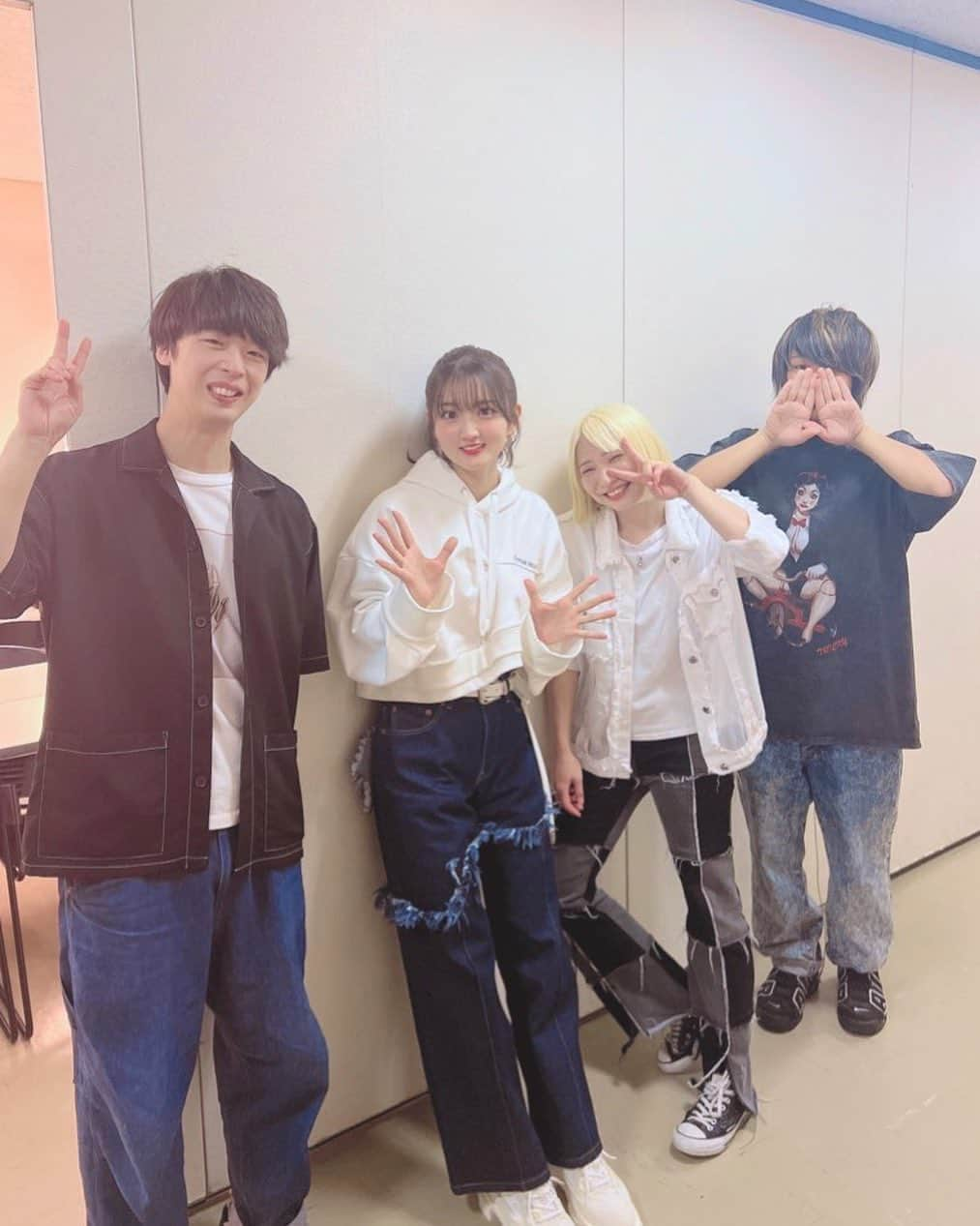 山根綺のインスタグラム：「✨YAYA BANDのみなさま✨  ベース　岡田さん ドラム　MIZUKIさん ギター　れあいさん  優しくてあったかくて、最高のメンバーです！！ 本当に本当にありがとうございます💐  #YAYARECORDS #ROOM404 #バンドメンバー #バンドっていいな #」