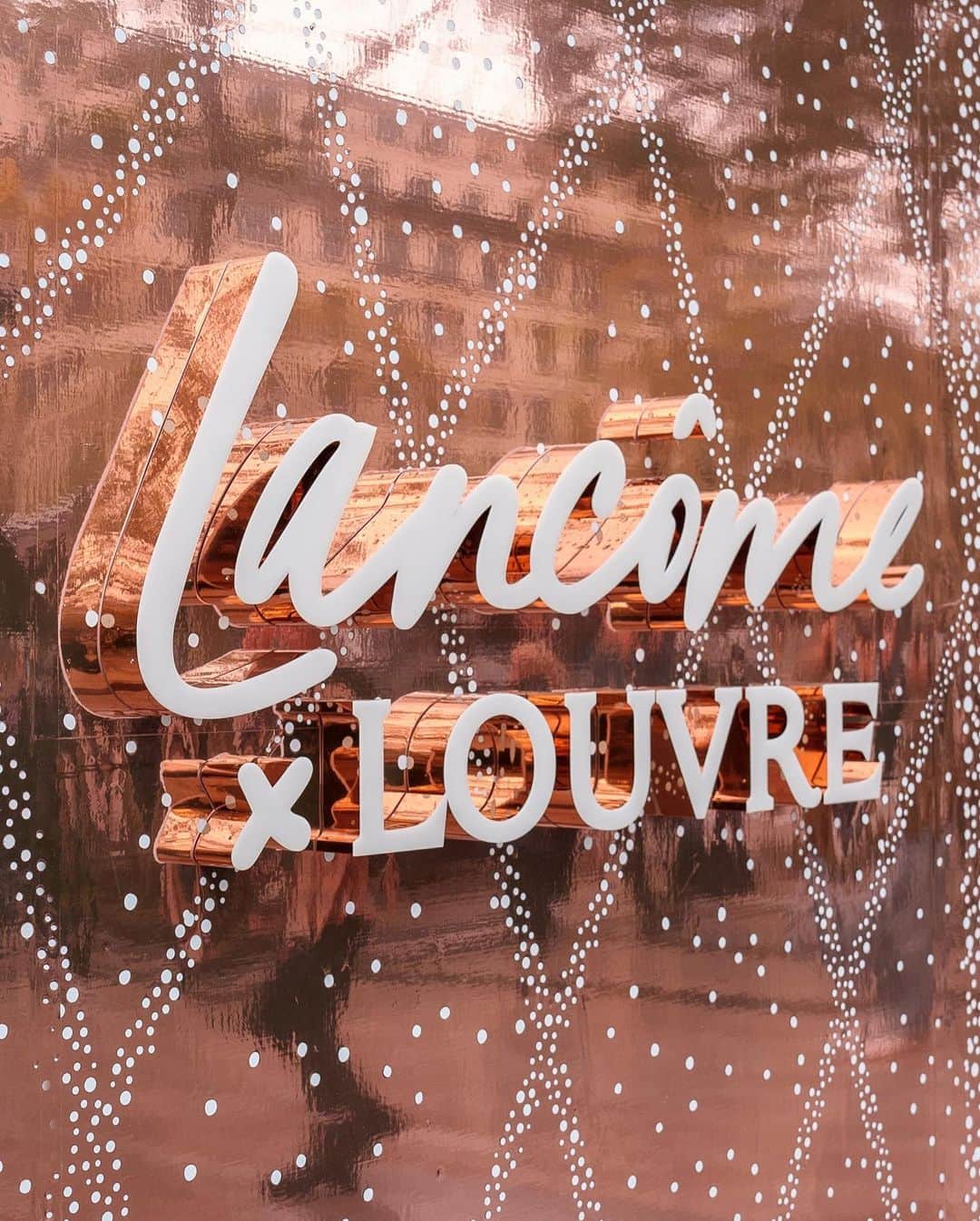 Lancôme Officialさんのインスタグラム写真 - (Lancôme OfficialInstagram)「The Louvre meets the Champs-Elysées at Lancôme’s Parisian flagship store. Inspired by the iconic pyramid, the flagship showcases the sparkling collaboration with @museelouvre. Step into an extraordinary Holiday world to celebrate the beauty of art in the heart of the city of lights.  #Lancome #LancomexLouvre #Lancome52Av #Holiday23 #BeautyIsALivingArt」11月24日 1時16分 - lancomeofficial