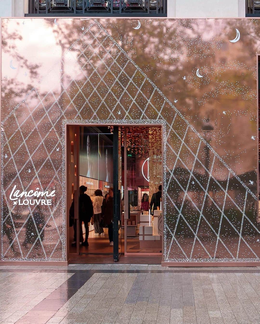Lancôme Officialのインスタグラム：「The Louvre meets the Champs-Elysées at Lancôme’s Parisian flagship store. Inspired by the iconic pyramid, the flagship showcases the sparkling collaboration with @museelouvre. Step into an extraordinary Holiday world to celebrate the beauty of art in the heart of the city of lights.  #Lancome #LancomexLouvre #Lancome52Av #Holiday23 #BeautyIsALivingArt」