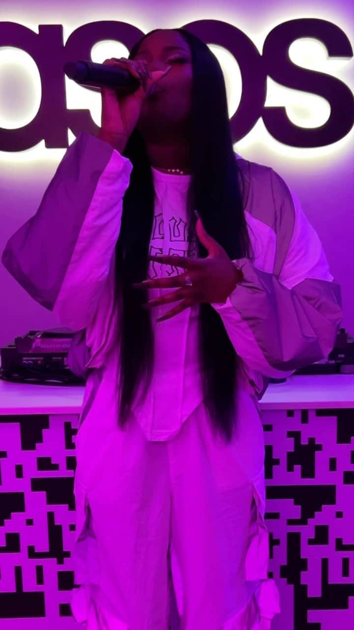 ASOSのインスタグラム：「You know I had to bring the vibes to ASOS IRL pop-up 🦋 I even got a tooth gem and she’s soo cuteee✨✨✨   They chewedddd up this set up fr, make sure you check it out at 11 Rathbone Place, London, W1T 1HR 📍」