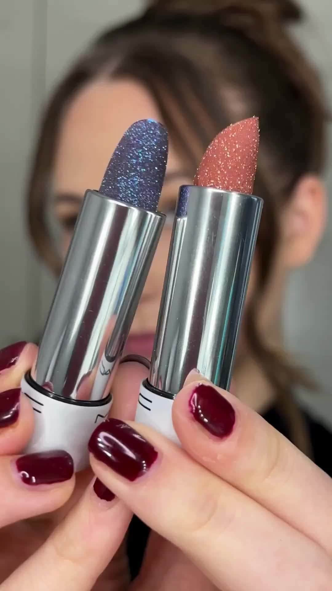 M·A·C Cosmetics Deutschlandのインスタグラム：「VIRAL ALERT! ❄️💙 Unser feuchtigkeitsspendender Lippenbalsam Fizzy Feels in limitierter Auflage sorgt für einen einzigartigen Winter #wonderGlam! Perfekt zum Verschenken in einem weihnachtlich-exklusiven Packaging!  💙 Fizzy Feels (Taste for Bubbles & Shiver Shimmy) 💙 Lip Pencils (Spice & Whirl)  @mua.sarahhffmnn」