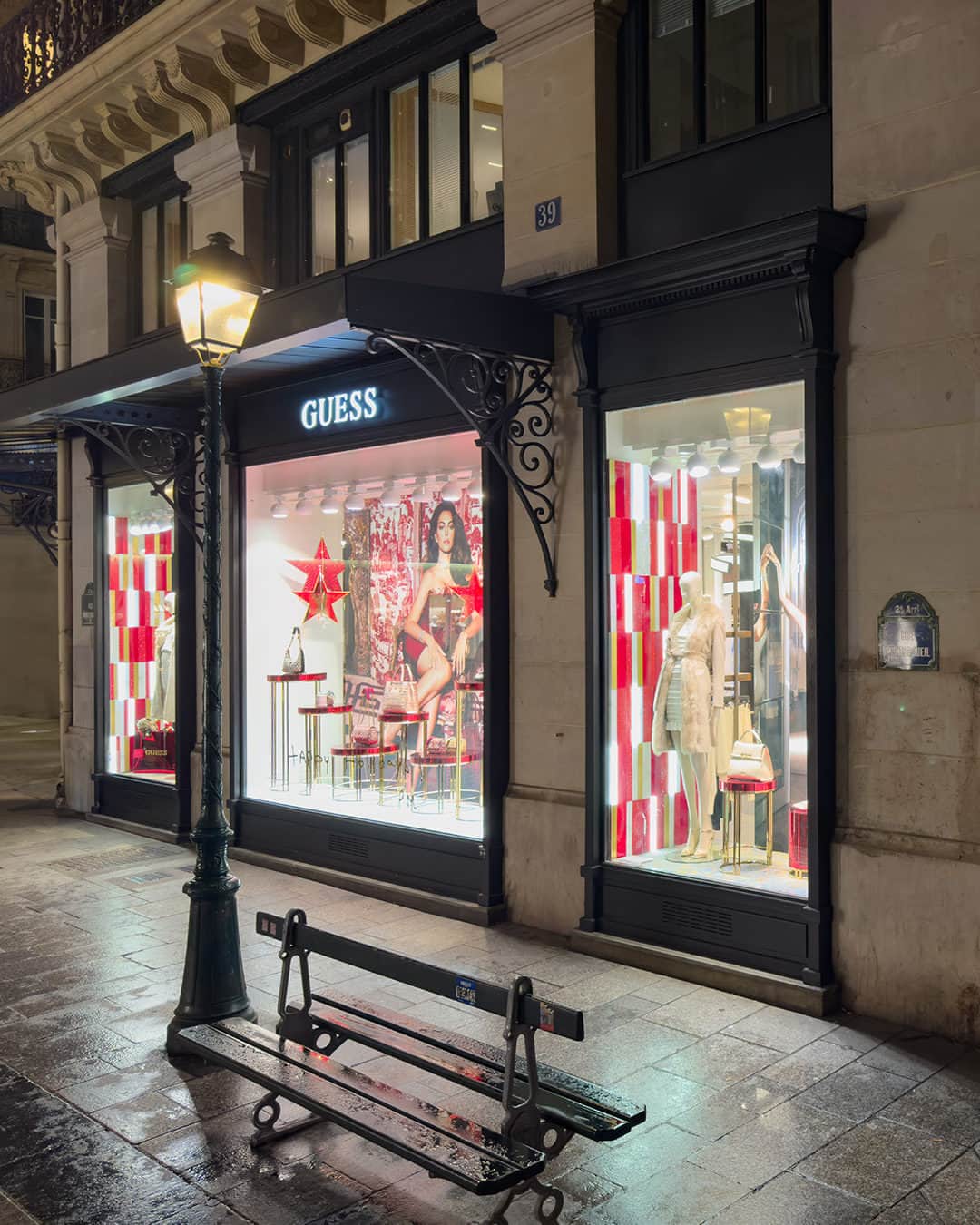 ゲスさんのインスタグラム写真 - (ゲスInstagram)「Joyeuses fêtes from the iconic store front on Étienne Marcel in Paris. Discover the GUESS store experience this holiday season.」11月24日 1時34分 - guess