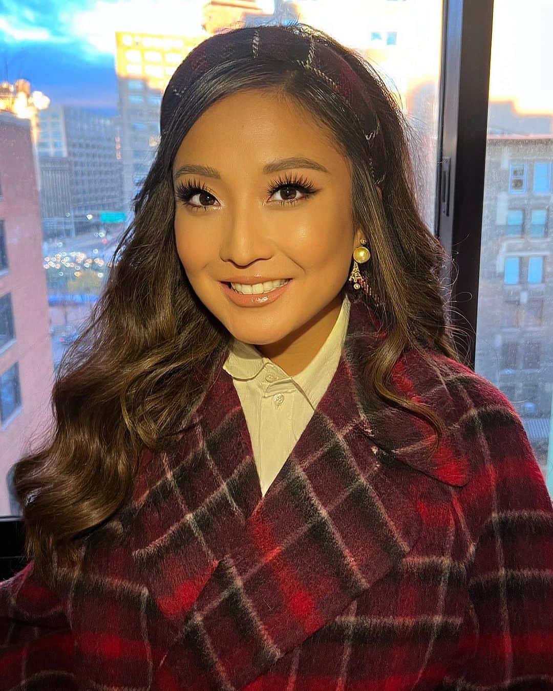 Carolina Gonzalezのインスタグラム：「🍁A S H L E Y🤎 @ashleyparklady Today for the @macys Thanksgiving Day Parade🦃🍁🧡  Hair @djquintero  Makeup by me @cgonzalezbeauty  #AshleyPark  #CGonzalezBeauty    Using:    @wareforall  SONNY spf40 Face Serum    @mariobadescu  Lip Mask    @armanibeauty   Luminous Silk Concealer 5.75, 6.5  Luminous Silk Foundation 5.8, 5.9  Luminous Silk Glow Liquid Bronzer 100  Luminous Silk Glow Setting Powder 6, 9  Luminous Silk Glow Blush 11  Eye Tint 99  Eyes To Kill Mascara Classico  Lip Power 103    @tartecosmetics  ManEater AfterDark Eyeshadow Palette    @westmanatelier  Contour Stick in Biscuit, Truffle    @houseoflashes  Boudoir」