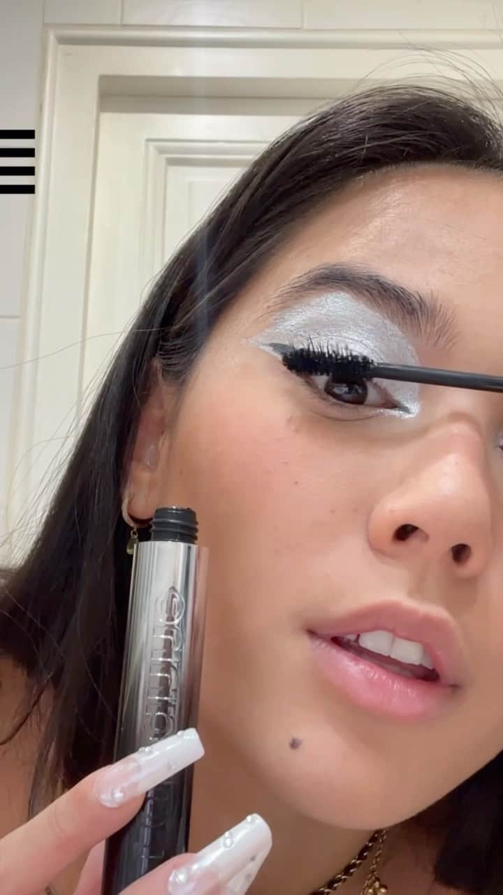 セフォラのインスタグラム：「Psst, @mlee_sts nous emmène avec elle au Dîner Sephora x @rabanne 🌟 Des produits iconiques dans un lieu industriel totalement privatisé pour l’occasion, le mix parfait pour rendre cette soirée mémorable !   Retrouvez les produits @rabanne dans une sélection de magasins, sur l’app et sur sephora.fr.  #SephoraFrance #SephoraLovesRabanne #Makeup」