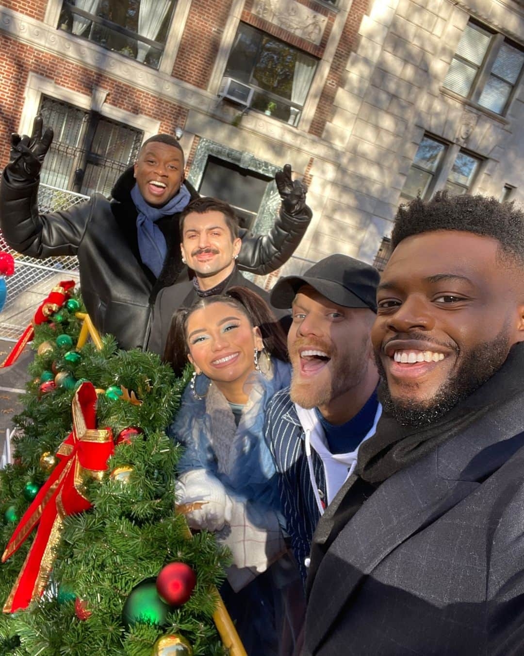 ペンタトニックスさんのインスタグラム写真 - (ペンタトニックスInstagram)「Happy Thanksgiving from the #MacysParade! 🦃🧡✨」11月24日 1時23分 - ptxofficial