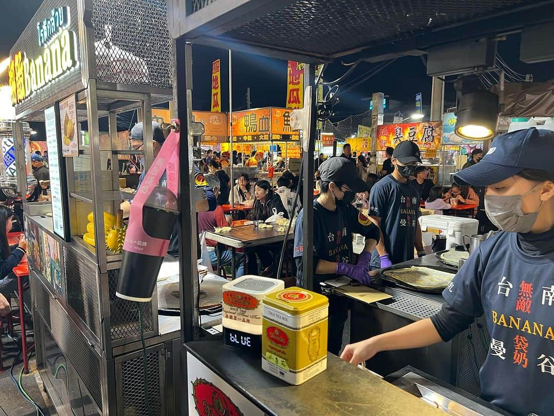 森脇和成さんのインスタグラム写真 - (森脇和成Instagram)「台南初日の夜は花園夜市✨ とにかく規模が大きい！ 台北とは違う雰囲気が味わえて最高！ 帰りに鴨の薬膳スープのお店で ゆっくりして本日は終了〜！ #台湾 #台南 #花園夜市 #鼎元 #薬膳姜母鴨」11月24日 1時24分 - moriwaki0801