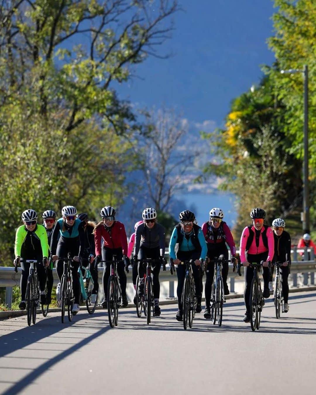 ジャスティン・マッテラのインスタグラム：「Queste sono le ride che ci piacciono! Tante donne ed il sole che ci accompagna lungo un nuovo percorso. Grazie a tutte per aver partecipato, ci vediamo alla prossima ASSOS Women’s Ride.🤝🚴🏻‍♀️  Ph. @sarettacavallini   #ASSOSWomensRide #ASSOSofSwitzerland #womenscycling #cyclinggirl #sponsoryourself #lakelugano #cyclinglife」