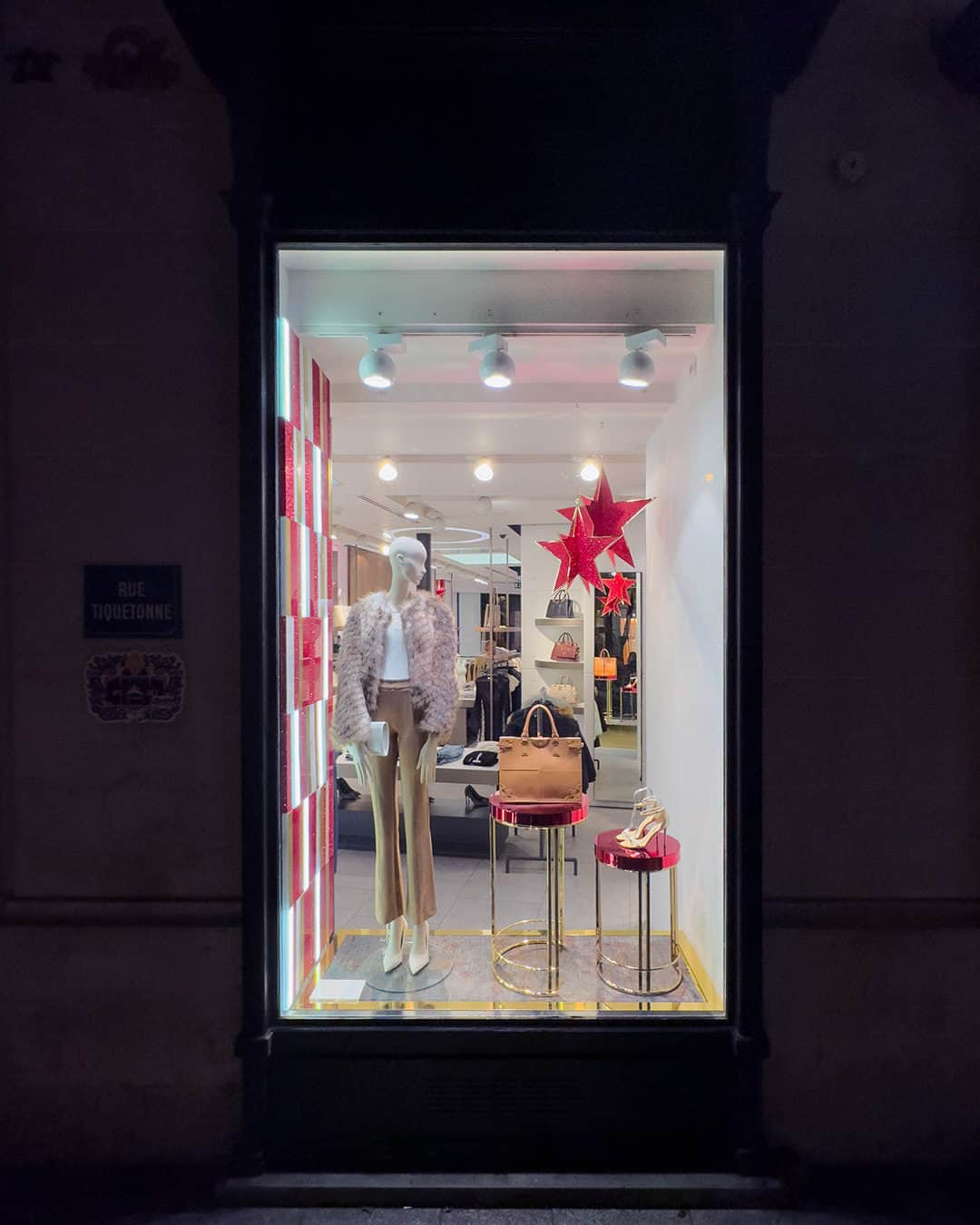 ゲスさんのインスタグラム写真 - (ゲスInstagram)「Joyeuses fêtes from the iconic store front on Étienne Marcel in Paris. Discover the GUESS store experience this holiday season.」11月24日 1時34分 - guess