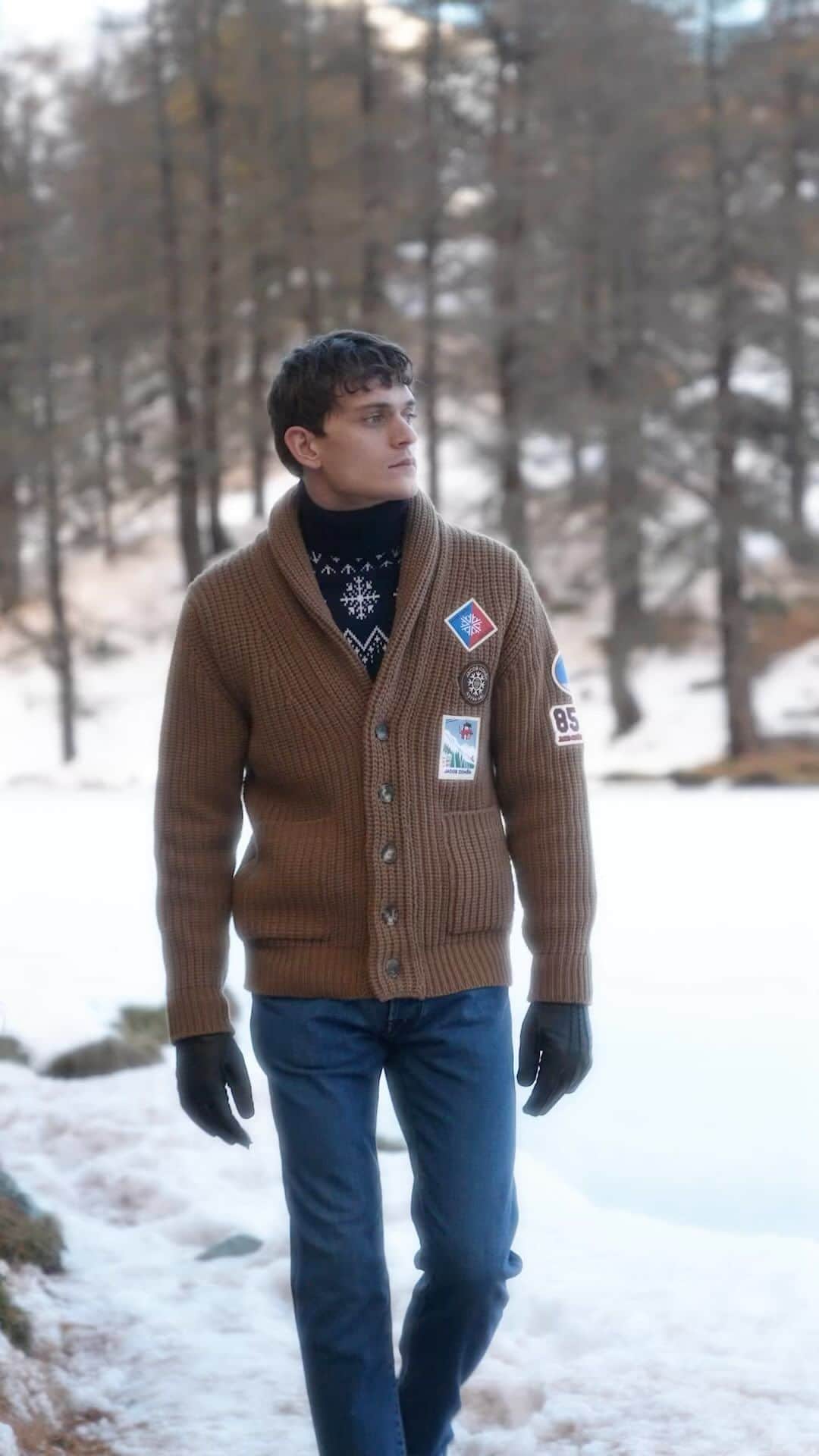 Jacob Cohenのインスタグラム：「Immerse yourself in the essence of alpine elegance, with a special emphasis on our sweaters a must-have garment for every mountain getaway.  #JacobCohën #JCAprèsSki」