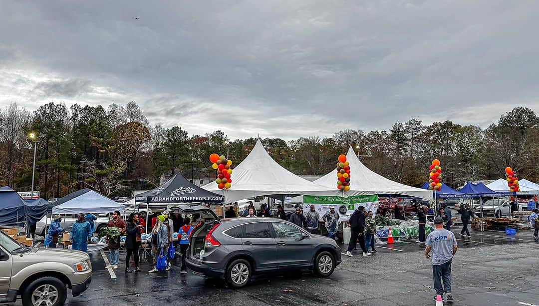T.I.さんのインスタグラム写真 - (T.I.Instagram)「SPECIALLY THANK YOU to all the volunteers who stood in the pouring rain to set up tents, unpack food and serve those who came through! We couldn’t have done it without you!   Harris Community Works 18th Annual Turkey Drive!  📸 @itsjustlondon」11月24日 1時32分 - tip
