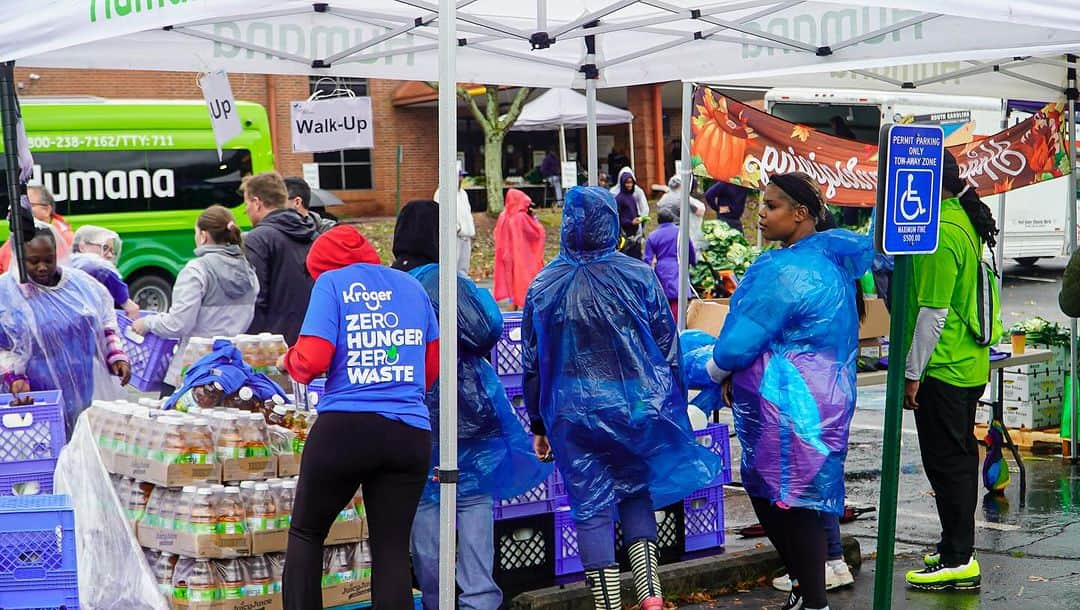 T.I.さんのインスタグラム写真 - (T.I.Instagram)「SPECIALLY THANK YOU to all the volunteers who stood in the pouring rain to set up tents, unpack food and serve those who came through! We couldn’t have done it without you!   Harris Community Works 18th Annual Turkey Drive!  📸 @itsjustlondon」11月24日 1時32分 - tip