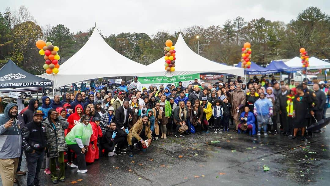 T.I.さんのインスタグラム写真 - (T.I.Instagram)「SPECIALLY THANK YOU to all the volunteers who stood in the pouring rain to set up tents, unpack food and serve those who came through! We couldn’t have done it without you!   Harris Community Works 18th Annual Turkey Drive!  📸 @itsjustlondon」11月24日 1時32分 - tip