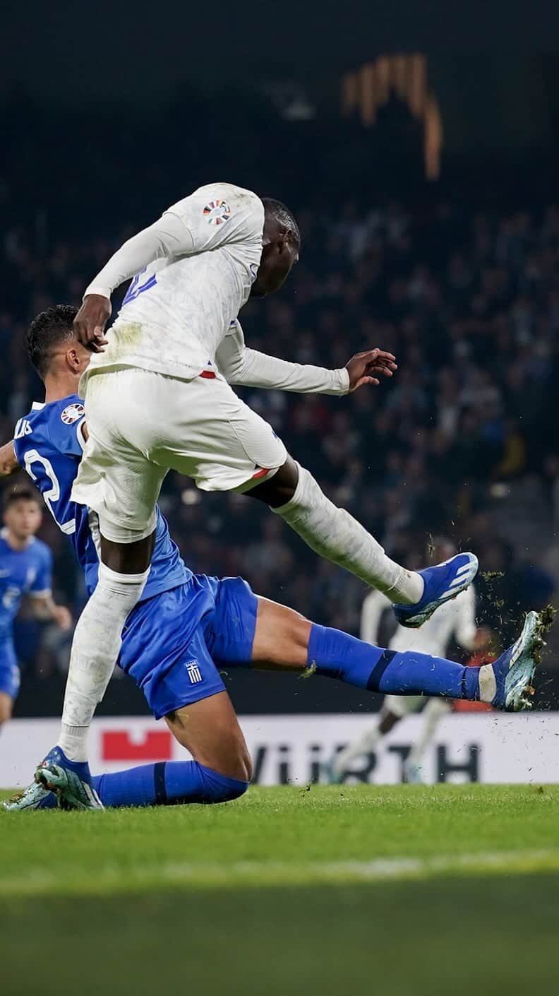 サッカー フランス代表チームのインスタグラム：「𝙎𝘼𝙉𝙎 𝙎𝙀 𝙋𝙊𝙎𝙀𝙍 𝘿𝙀 𝙌𝙐𝙀𝙎𝙏𝙄𝙊𝙉 💣  L’énorme frappe en angle fermé de @r_kolomuani pour inscrire son 2e but en Bleu ⚽🔥  #FiersdetreBleus」