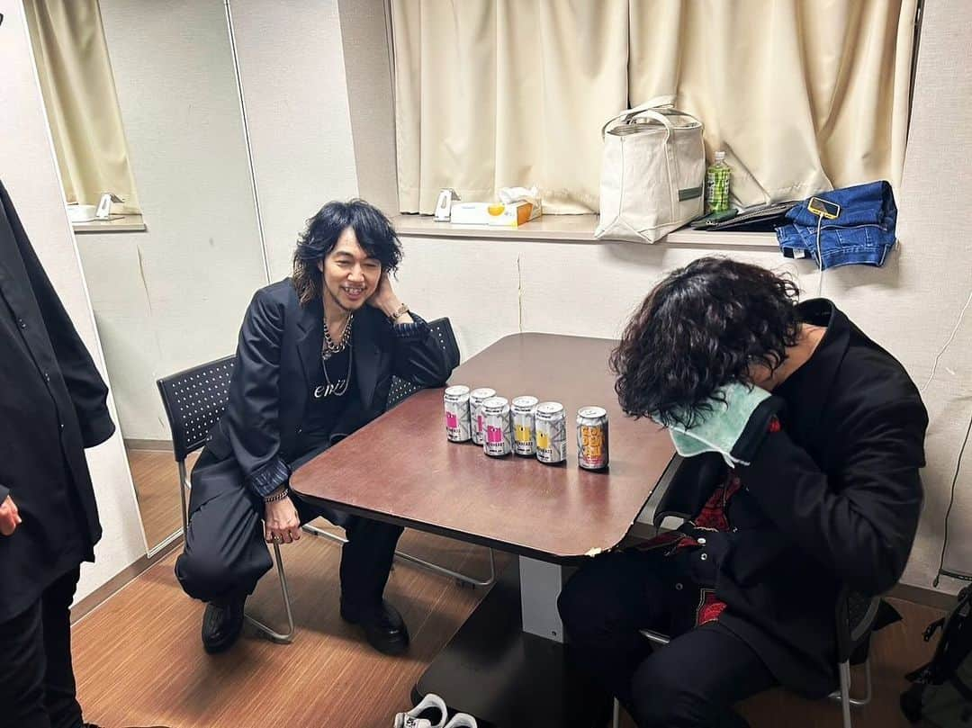 渡會将士さんのインスタグラム写真 - (渡會将士Instagram)「brainchild's ツアー名古屋初日でした。  いつもと違う特別なセットリストと、 いつも通りファンシーな（ぼやっとした？）MCをご堪能いただけたと思いますが、 今日はエマさんの「6秒我慢」の話が特に面白かったなぁ。自分でもトライしたい。  6秒待っても我慢できない時はどうぞ好きな音楽を摂取して下さい。  それから今日は特にケイタさんの才能とキュートさがスパークしてましたね。エマさんとのトークも2人だけの空気感が微笑ましかった。  そして相変わらず、皆さんコーレスの反応速度が素早くてとても頼もしい！このままブーストさせていきましょう！  残りたった二本ですが、 みんなで良いツアーにしていきましょね！  #brainchild's #keitathenewest  #渡會将士 #名古屋ダイヤモンドホール」11月24日 1時34分 - masashi.watarai