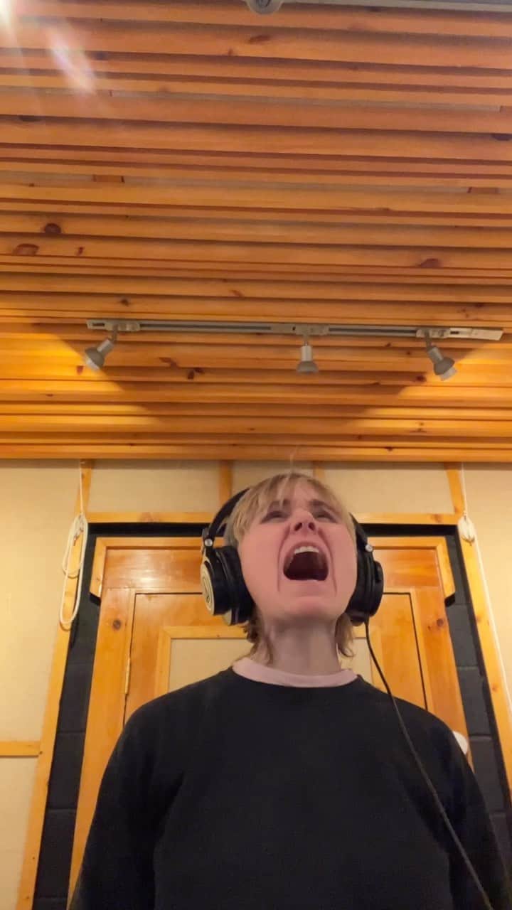 アリソン・ピルのインスタグラム：「Scott Pilgrim Takes Off is available now on @netflix if you’re in need of some entertainment. So many years later, we are still sex bob-omb. Thanks to @radiomaru @bdgrabinski @satyasees @markwebber @ellewongster @chrisevans @plazadeaubrey @mistergarf @edgarwright @brandonjrouth and all the amazing people who made it happen.」