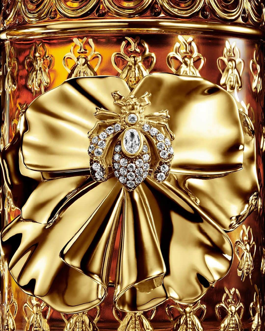 ゲランさんのインスタグラム写真 - (ゲランInstagram)「A golden tribute to the Guerlain bee. Discover jeweller Begüm Khan’s poetic design for Imagine Guerlain 2023 Millésime, sparkling with 37 hand-set gems. A limited-edition series of numbered collector’s pieces, to discover at guerlain.com. — #GuerlainXBegümKhan #BeelieveInFantasy #FragranceCollection #ExceptionalPiece #HolidayCollection #SavoirFaire #IconicPerfume」11月24日 1時36分 - guerlain