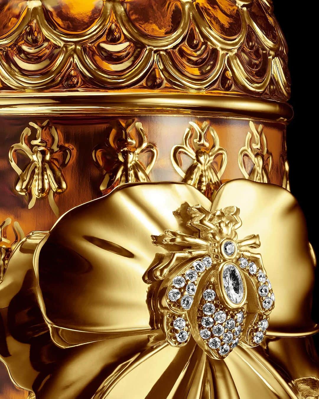 ゲランさんのインスタグラム写真 - (ゲランInstagram)「A golden tribute to the Guerlain bee. Discover jeweller Begüm Khan’s poetic design for Imagine Guerlain 2023 Millésime, sparkling with 37 hand-set gems. A limited-edition series of numbered collector’s pieces, to discover at guerlain.com. — #GuerlainXBegümKhan #BeelieveInFantasy #FragranceCollection #ExceptionalPiece #HolidayCollection #SavoirFaire #IconicPerfume」11月24日 1時36分 - guerlain
