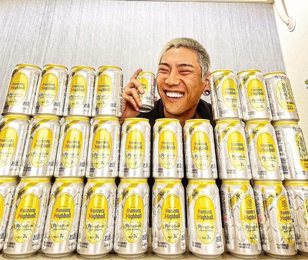 KOHEYのインスタグラム：「【25時間🎂誕生日生配信】 年の数だけ酒飲むわ 【ハイボール２８本9.7ℓ】  11月24日23時 →11月25日午後24時 25時間生配信を YouTubeライブにて生配信します！！！  500km歩いたし 最高のご褒美は「酒」かなと思い、 誕生日丸一日飲みてえという事で... 是非誕生日の瞬間、 ２８歳最高の誕生日にしたいんで 祝いに来てねん🎂」