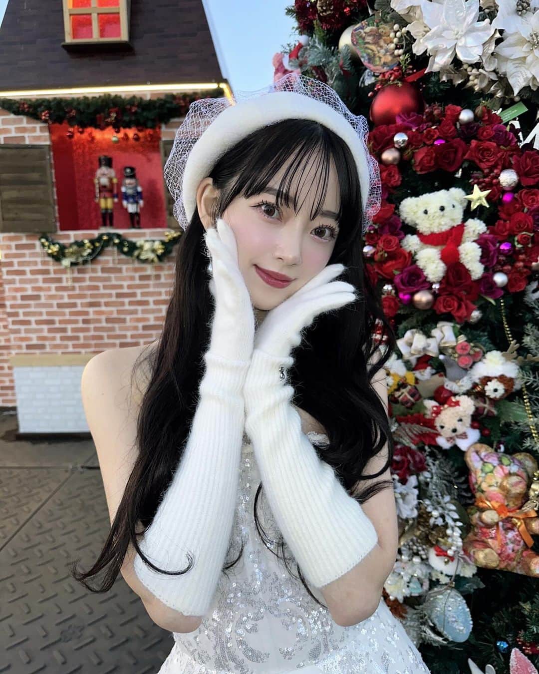 堀未央奈さんのインスタグラム写真 - (堀未央奈Instagram)「🧚🏻🪄  東京クリスマスマーケット 点灯式に出させていただきました🎄🎀  衣装のキラキラドレスはまさに雪の結晶のようで、 今回は妖精がテーマだった事もあり 私の天才スタイリスト大山さんが時間のない中 いろんな組み合わせを用意してくださって 今回も素敵なコーディネートで出れました✨ いつもありがとう♡ 絶大な信頼と愛を込めて♡  クリスマスが大好きな私にとって 幸せな時間でした☃️ 寒い中お集まりいただいた皆様もありがとうございました！  またプライベートでも遊びに来ます🎅🏻  12/25まで開催中なのでぜひ 皆さんも足を運んでみてくださいね❄️🎄  メイクは自分でしてみた！YouTubeにコスメあげます！」11月24日 1時38分 - horimiona_official