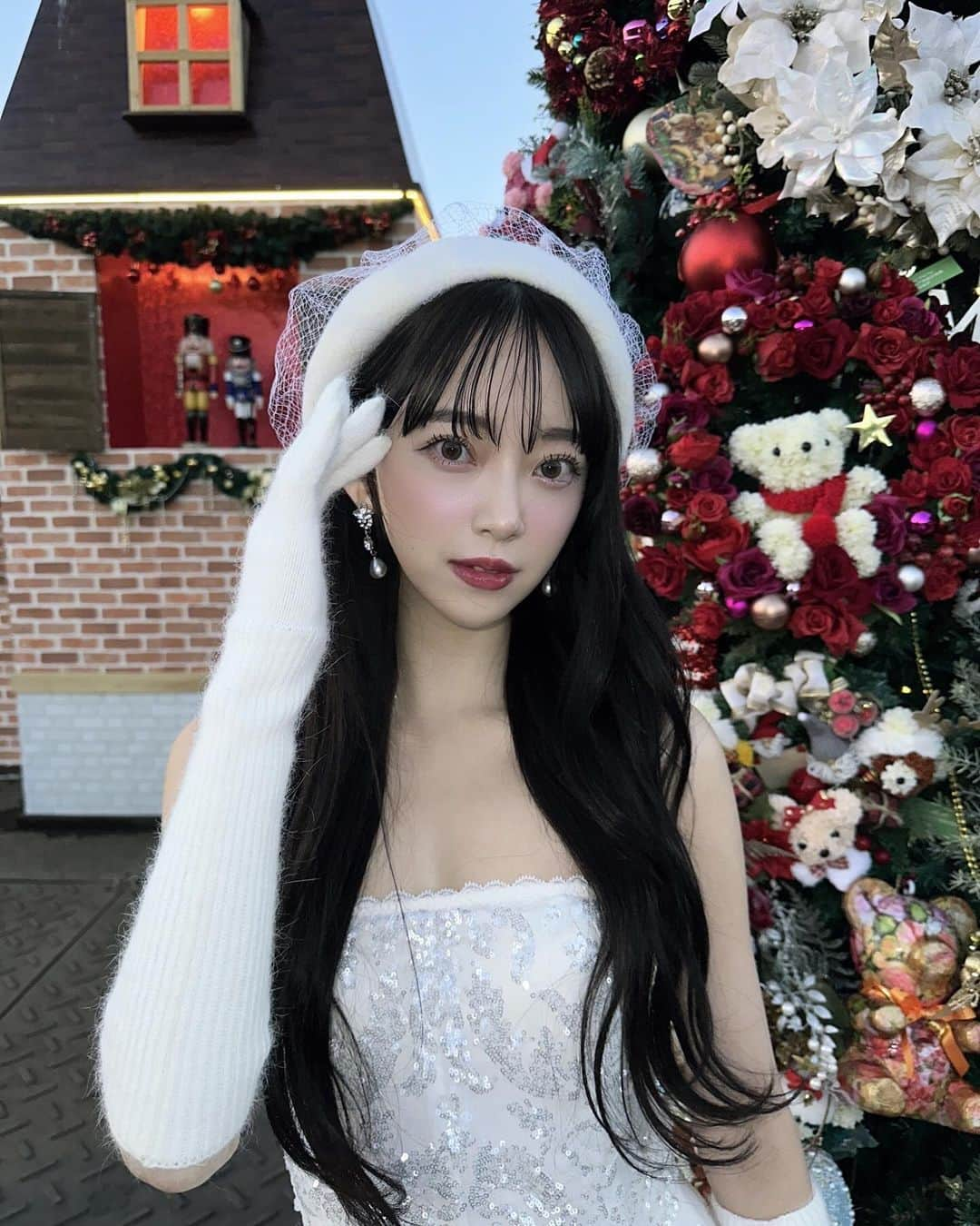 堀未央奈のインスタグラム：「🧚🏻🪄  東京クリスマスマーケット 点灯式に出させていただきました🎄🎀  衣装のキラキラドレスはまさに雪の結晶のようで、 今回は妖精がテーマだった事もあり 私の天才スタイリスト大山さんが時間のない中 いろんな組み合わせを用意してくださって 今回も素敵なコーディネートで出れました✨ いつもありがとう♡ 絶大な信頼と愛を込めて♡  クリスマスが大好きな私にとって 幸せな時間でした☃️ 寒い中お集まりいただいた皆様もありがとうございました！  またプライベートでも遊びに来ます🎅🏻  12/25まで開催中なのでぜひ 皆さんも足を運んでみてくださいね❄️🎄  メイクは自分でしてみた！YouTubeにコスメあげます！」