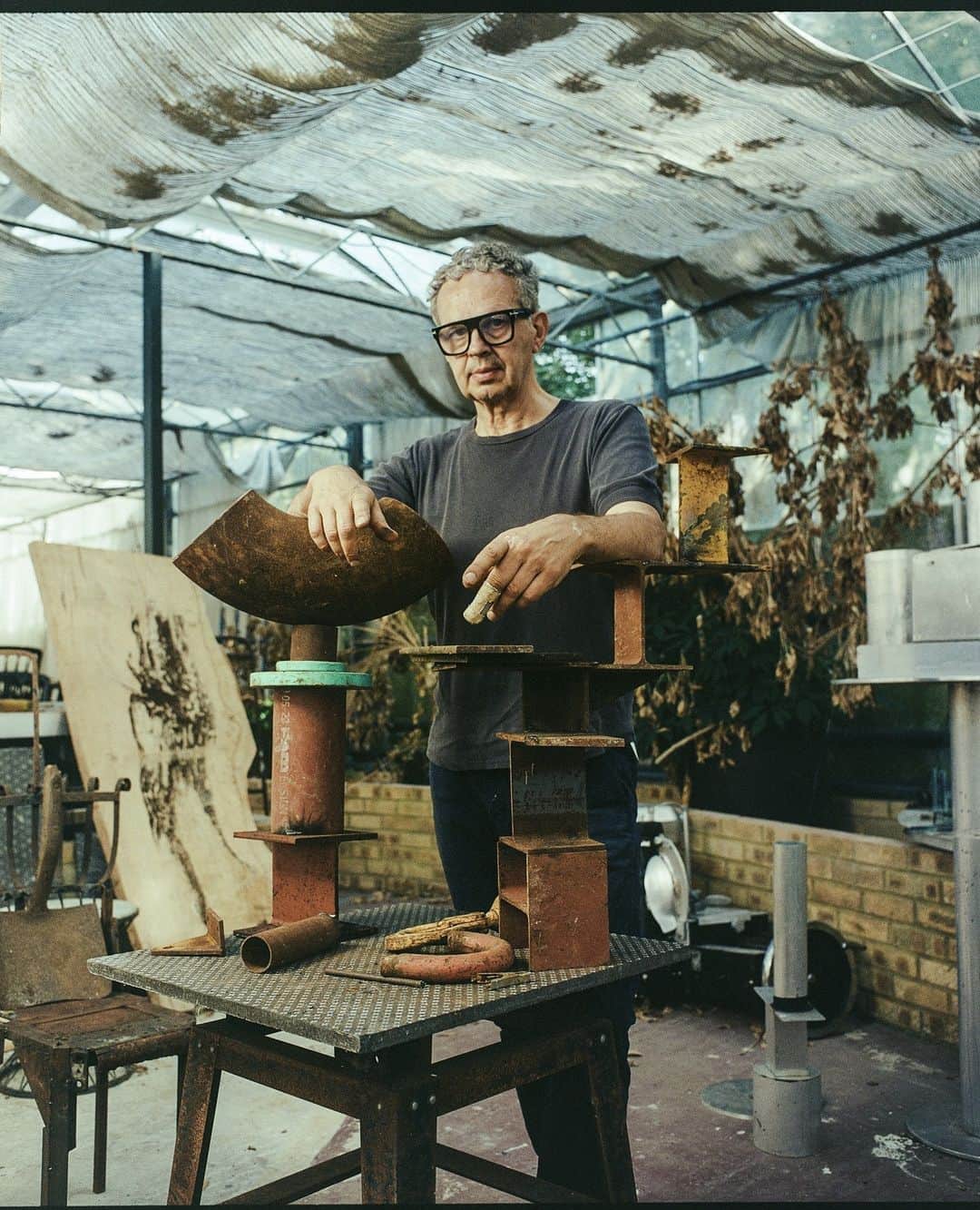 トム ディクソンのインスタグラム：「Introducing TOM DIXON: METALHEAD Exhibition, marking the occasion of Themes & Variations’ final show in Westbourne Grove, London.⁠ ⁠ Since its opening in 1984 in Notting Hill, London, Themes & Variations has been recognised as a leading specialist in post-war and contemporary design. ⁠ ⁠ The exhibition presents an anthology of archival and new pieces tracing Tom Dixon’s career from the 1980s to today, casting a retrospective gaze over the last forty years in anticipation of where Dixon will go next.⁠ ⁠ TOM DIXON: METALHEAD⁠ Date: 23 November 2023 - 13 January 2024⁠ Address: Themes & Variations, 231 Westbourne Grove, London W11 2SE  @themesandvariations」
