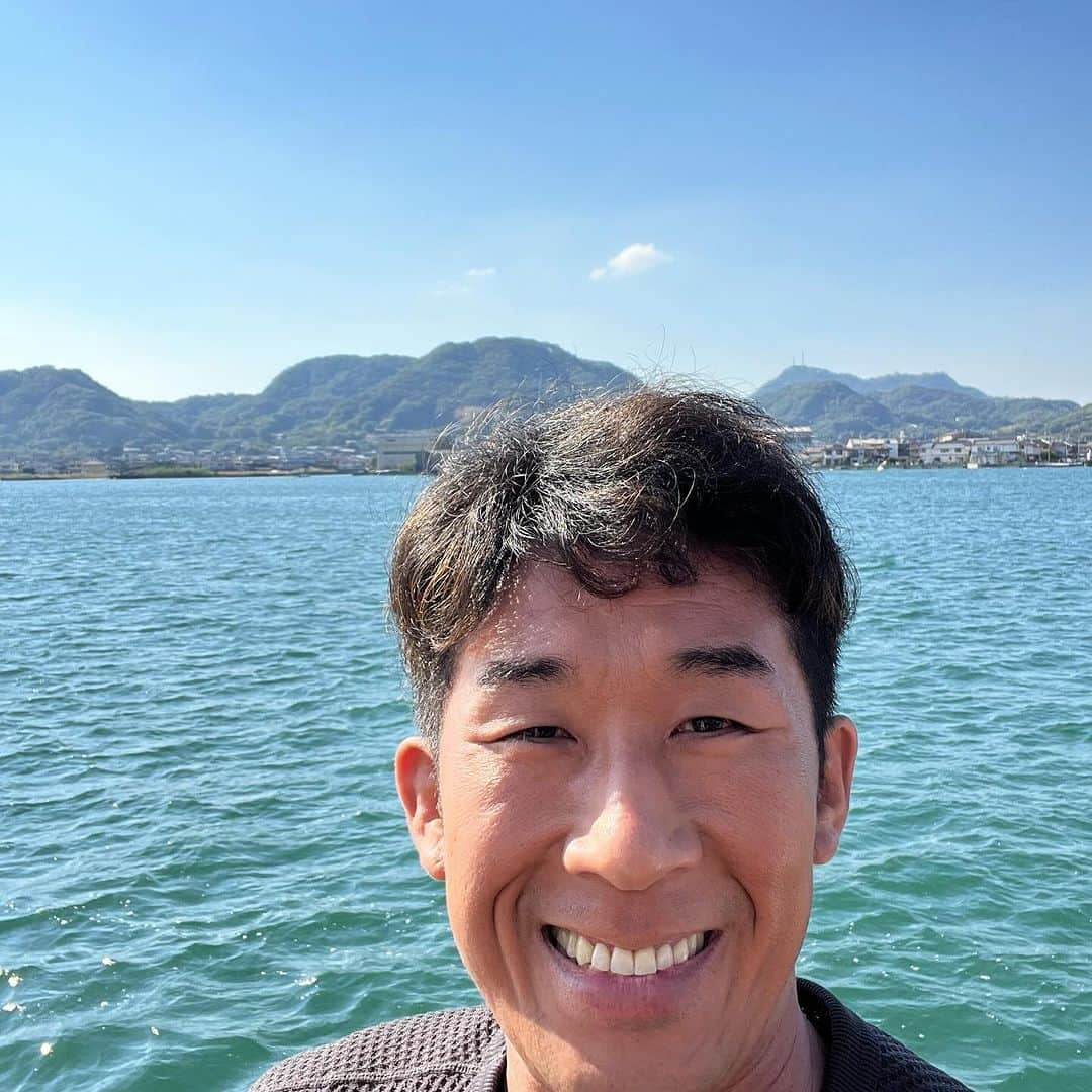 田村裕のインスタグラム：「柔らかい心は抱きしめれば抱きしめるほど相手の心の形に合わせて形を変える。柔らかい心で触れ合ってみませんか？  #今日は笑えた? #笑えなかったとしても大丈夫 #僕が笑ってる #麒麟田村 #タムラ433 #smile #미소 #χαμόγελ #sonreír #gülümseme #ยิ้ม #全力笑顔」