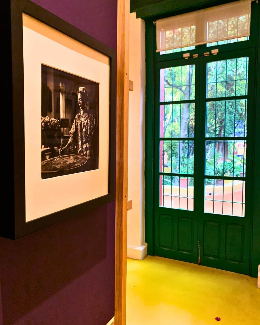 フリーダ・カーロ記念館のインスタグラム：「Entra en el fascinante mundo de #FridaKahlo 🌺 en la exposición "Un lugar lleno de lugares".  En la #CasaAzul 💙, a través de los espejos, Frida se redescubre una y otra vez, en un viaje íntimo de autoconocimiento y reinvención constante.  En las obras de Frida que aquí se encuentran, comprenderás las vivencias, vulnerabilidad y creatividad de la artista. Entre esas obras se encuentran lienzos inconclusos en los que el arte se entrelaza con las emociones.   En el Museo Frida Kahlo, te contamos la historia de una Frida que trasciende el arte y se adentra en la esencia misma de la vida. Planea tu visita en: www.linkr.bio/museofridakahlo  🫀 #MuseoFridaKahlo #art #arte  🇲🇽 #México #CDMX #MexicoCity 🧳 #travel #Coyoacán #Museum #Museo #MuseosCDMX #travelgram」