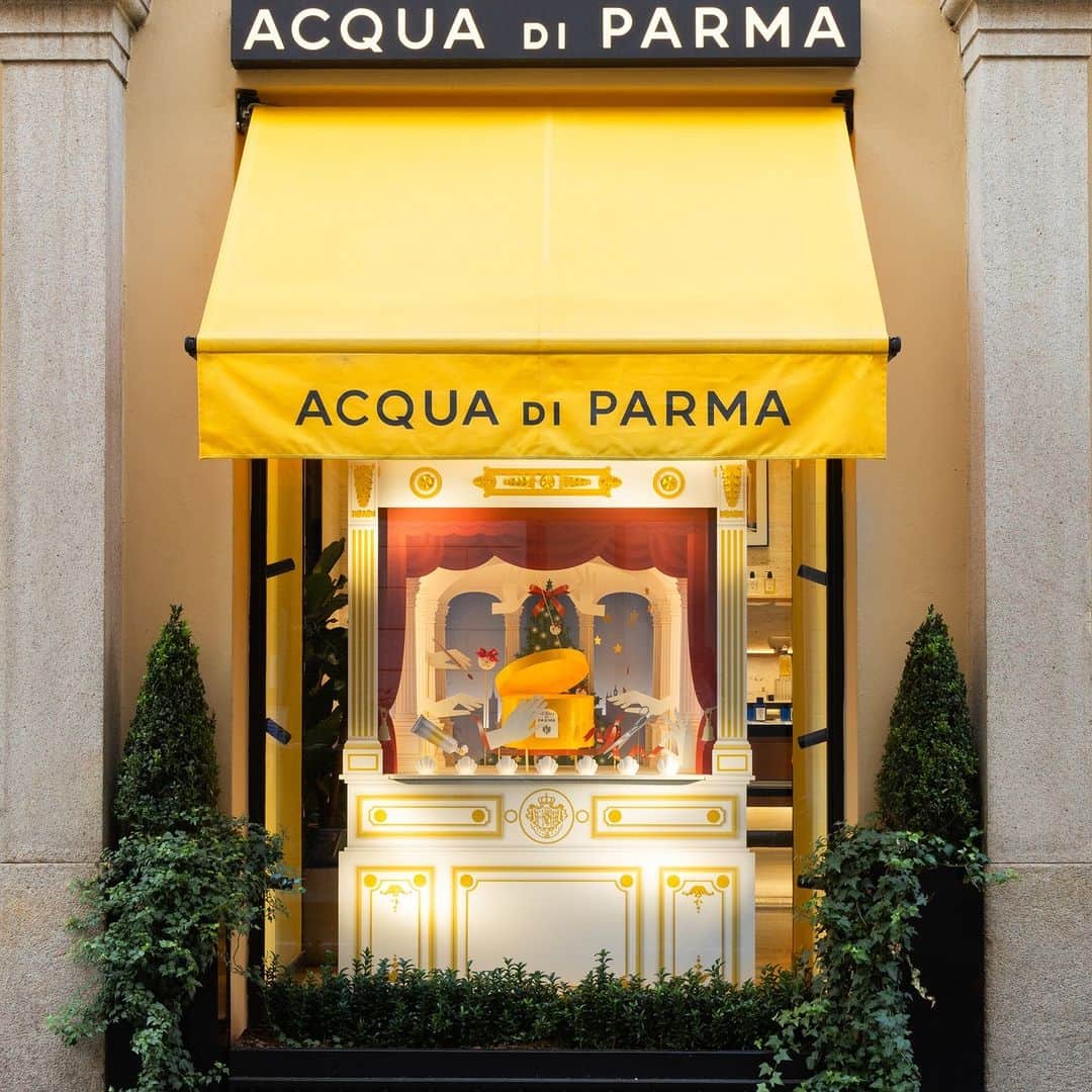 アクアディパルマのインスタグラム：「Immerse in the magic of the Holidays with our special Milan pop-in. Discover our season exclusive collection in a festive atmosphere of joy within our Via Gesù 1 boutique. Explore the craftsmanship and art of gifting gestures for a celebration to remember.  #AcquadiParma​ #holiday  #boutique #milano #TheArtofPerfume」